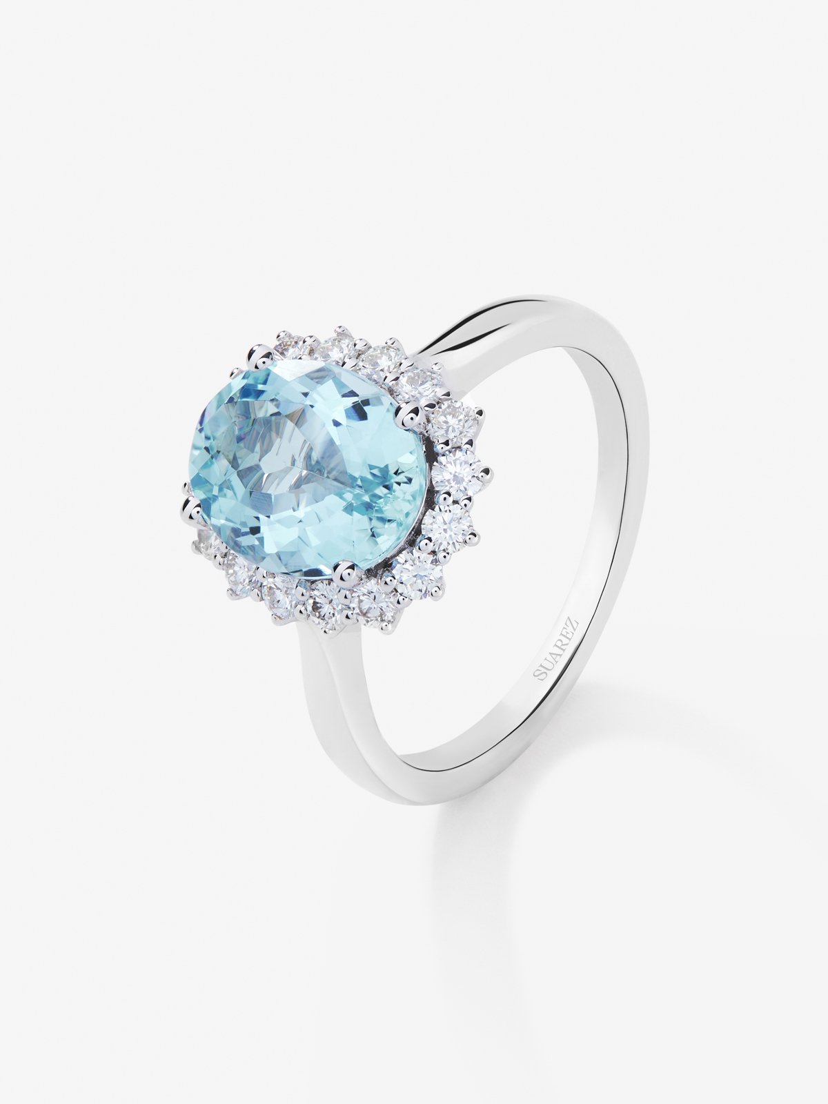 18K white gold ring with oval-cut aquamarine of 2.74 cts and 16 brilliant-cut diamonds with a total of 0.59 cts