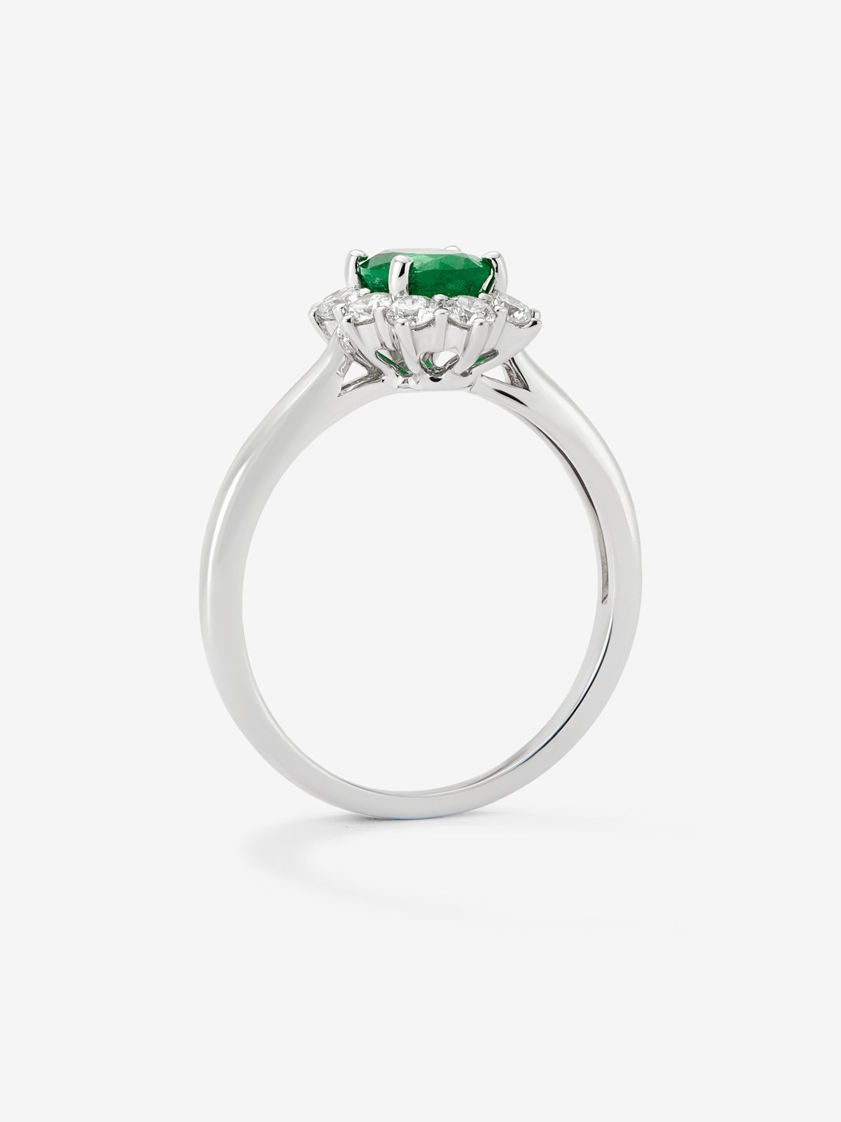 18K white gold ring with oval-cut green emerald of 0.5 cts and brilliant-cut diamonds with a total of 0.18 cts
