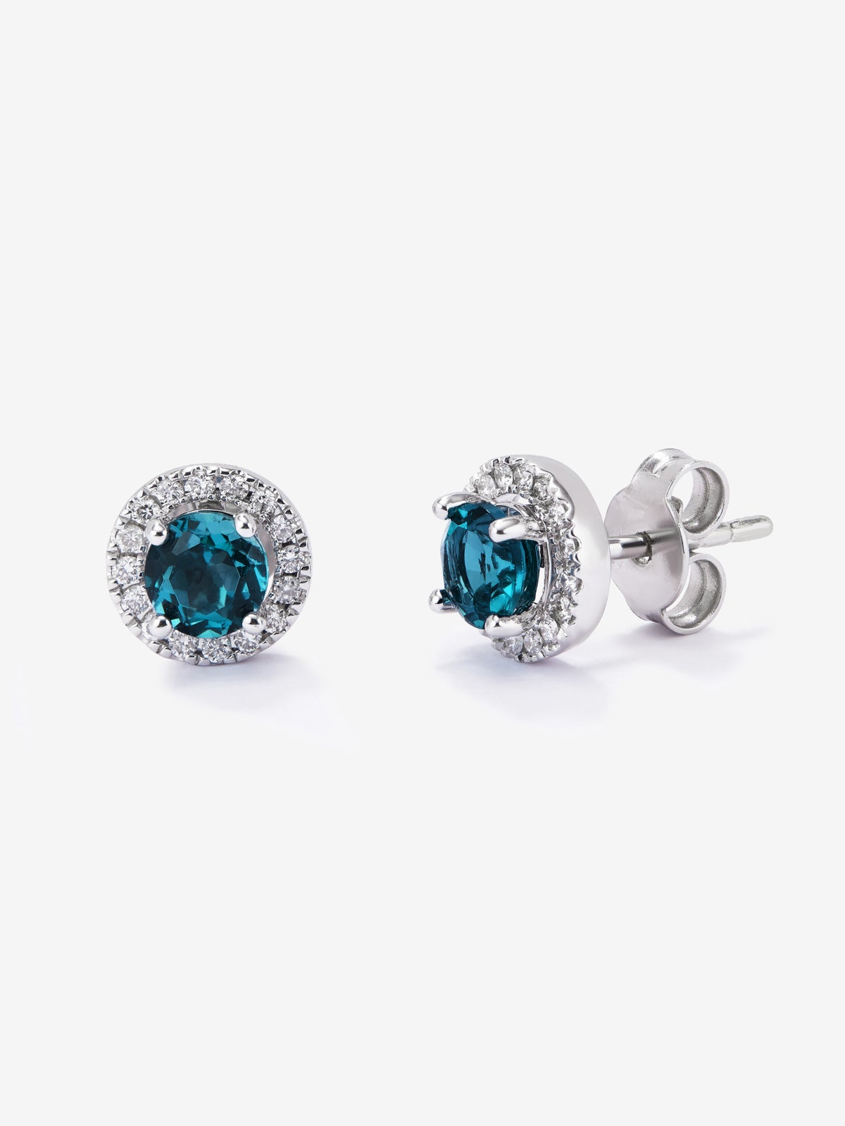 18K white gold earrings with 2 London blue topazes with a total of 1.14 cts and 32 brilliant-cut diamonds with a total of 0.17 cts