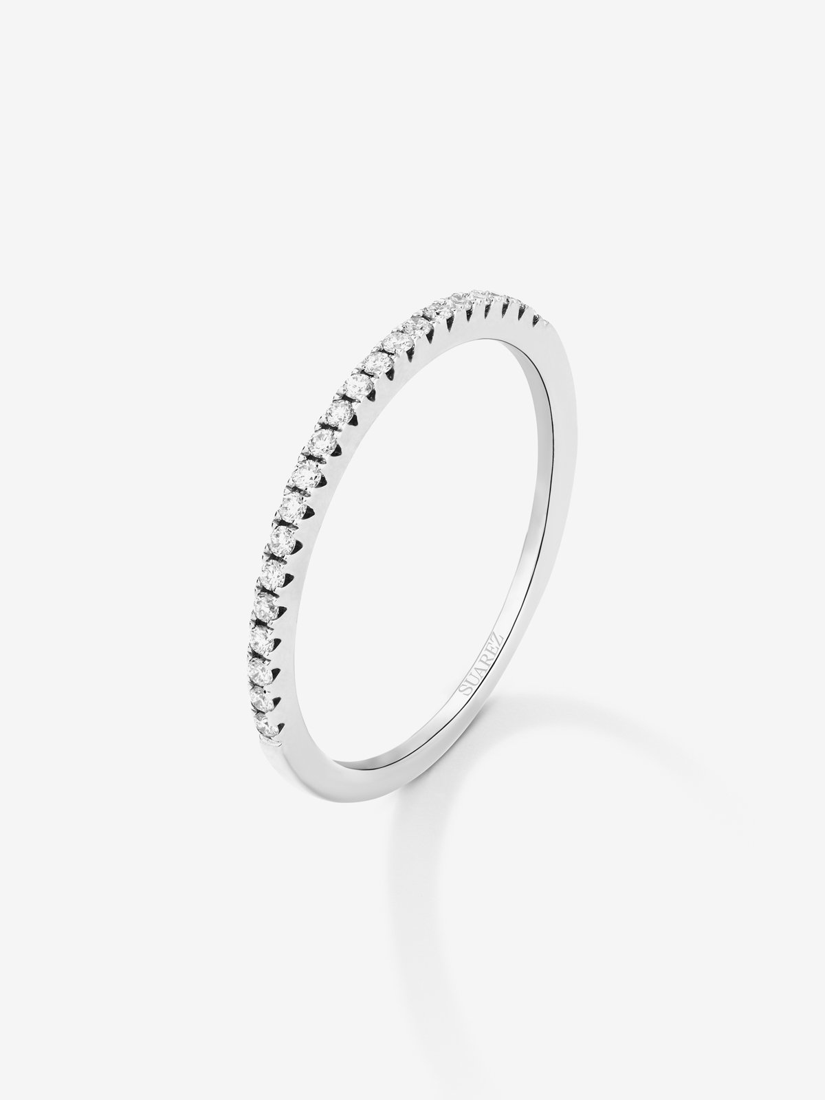 Anillo alianza media de compromiso de oro blanco de 18K con diamantes en garra 0,10ct