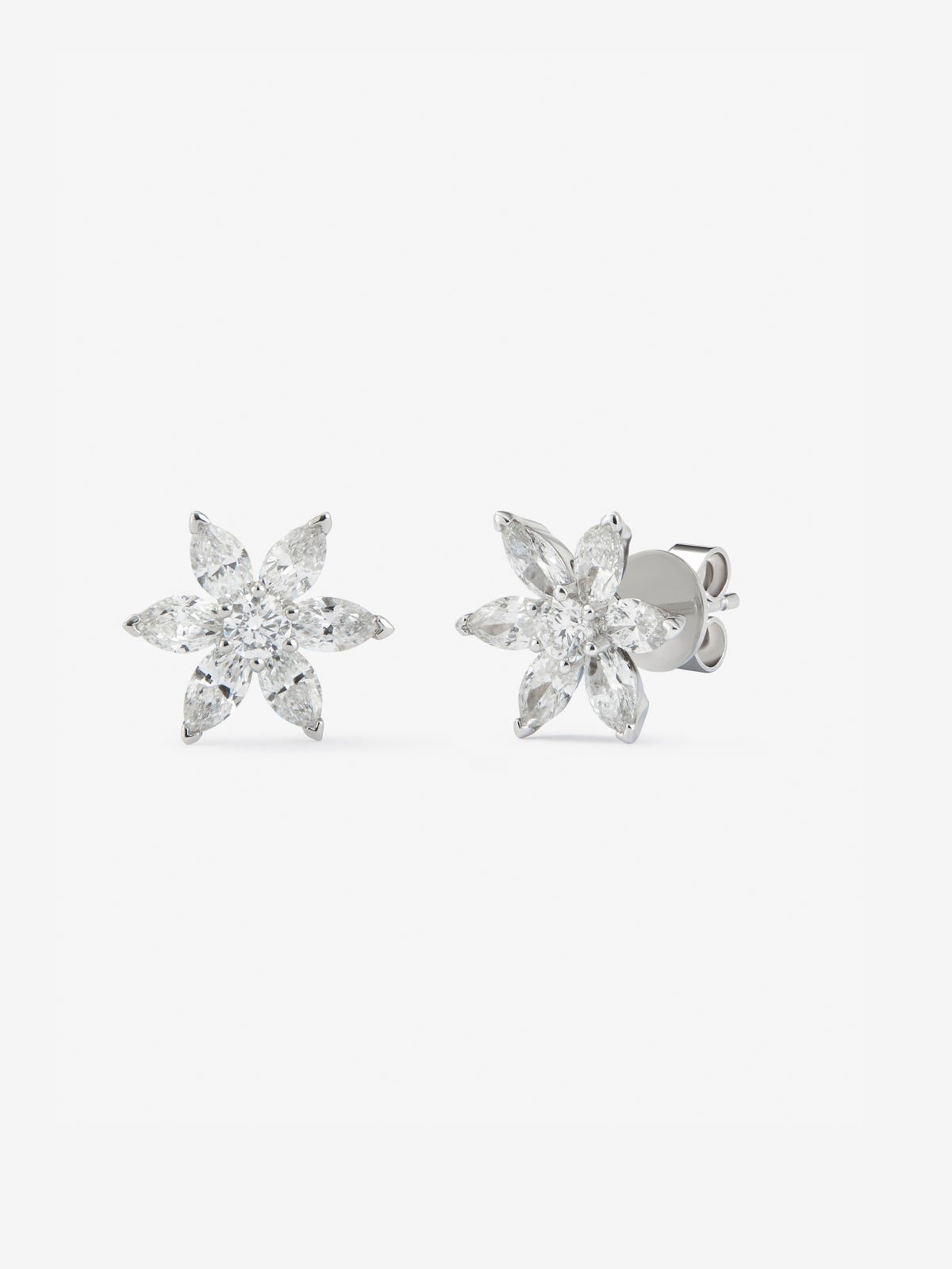 Pendientes de oro blanco de 18K con 2 diamantes en talla brillante con un total de 0,16 cts y 10 en talla marquise con un total de 1,06 cts