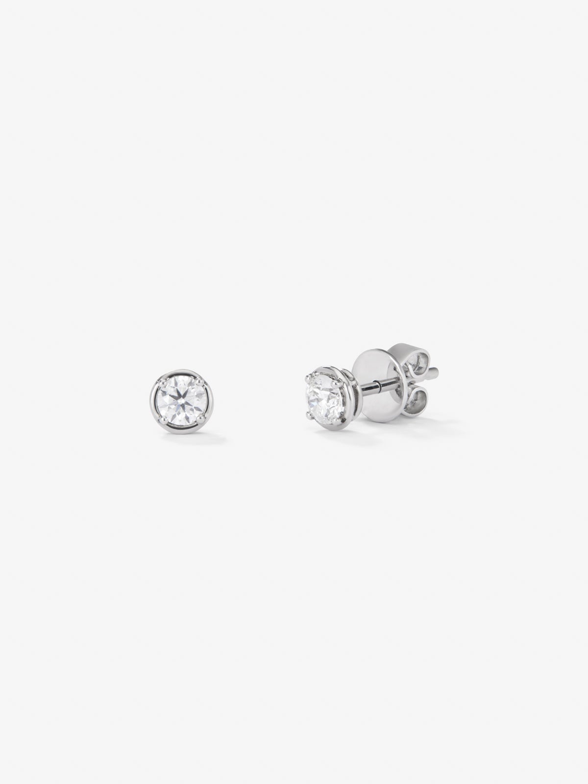 18K white gold earrings with solitary diamond