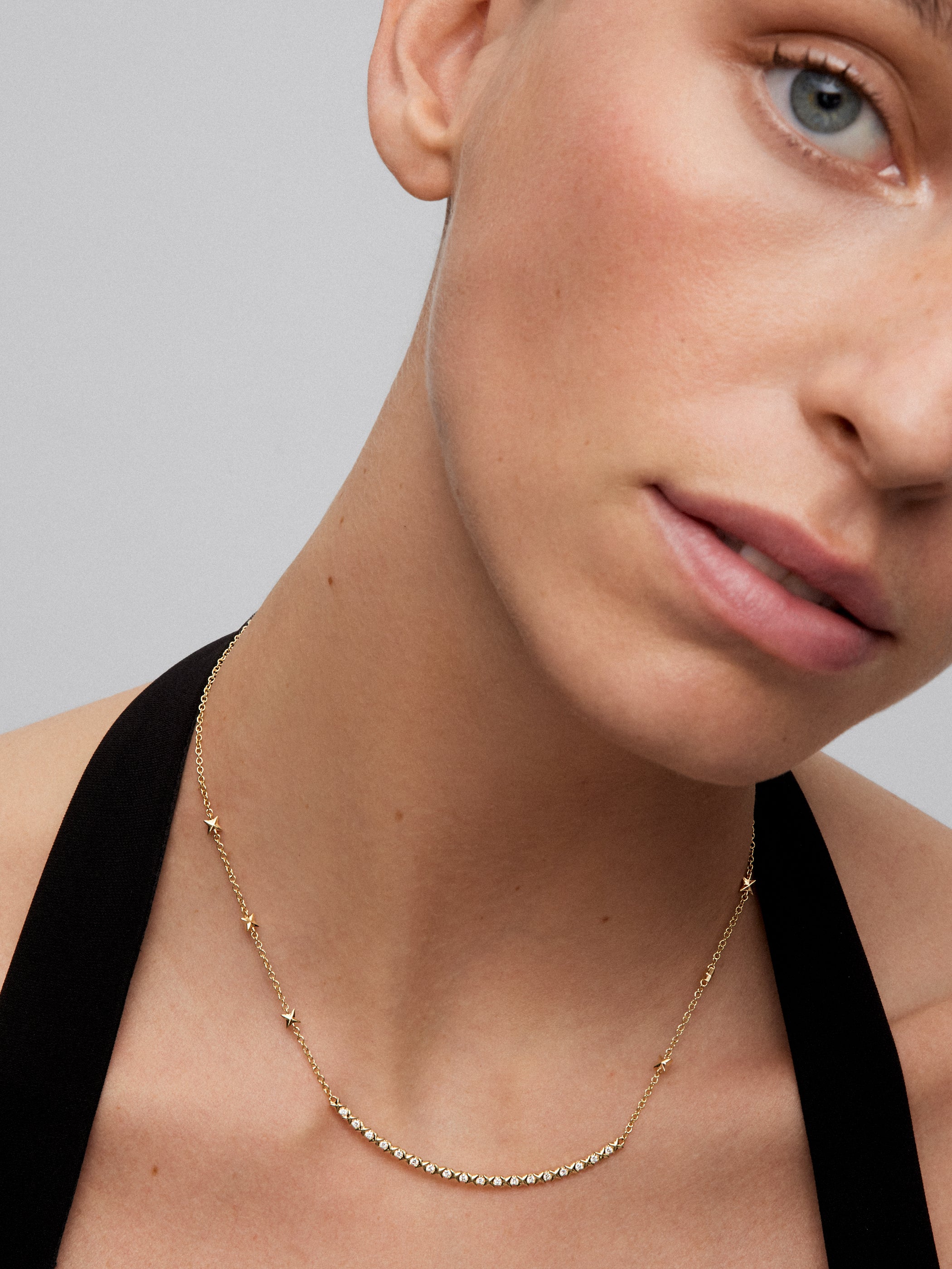 Colgante de oro amarillo de 18K con 18 diamantes en talla brillante con un total de 0,25 cts