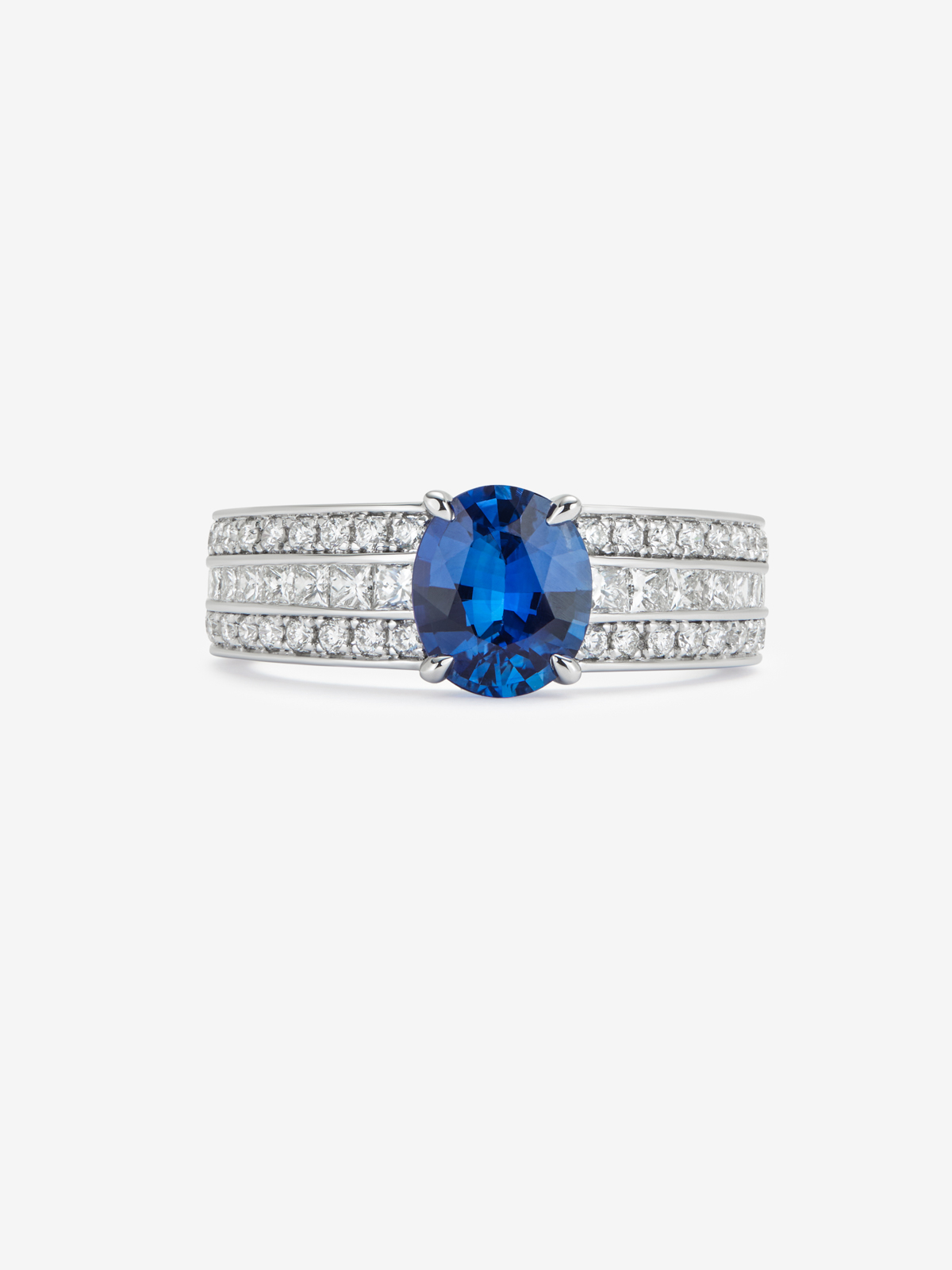 18K white gold ring with oval-cut royal blue sapphire of 2.53 cts, 44 brilliant-cut diamonds with a total of 0.37 cts and 22 princess-cut diamonds with a total of 0.58 cts