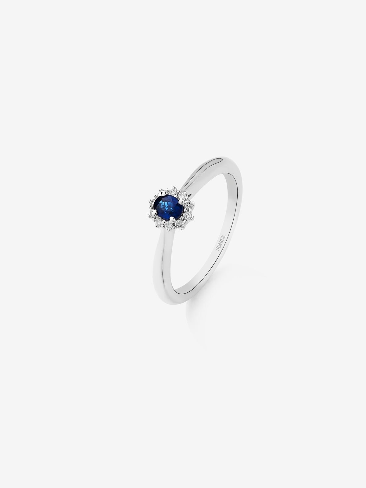 18K white gold ring with oval-cut blue sapphire of 0.22 cts and 10 brilliant-cut diamonds with a total of 0.08 cts