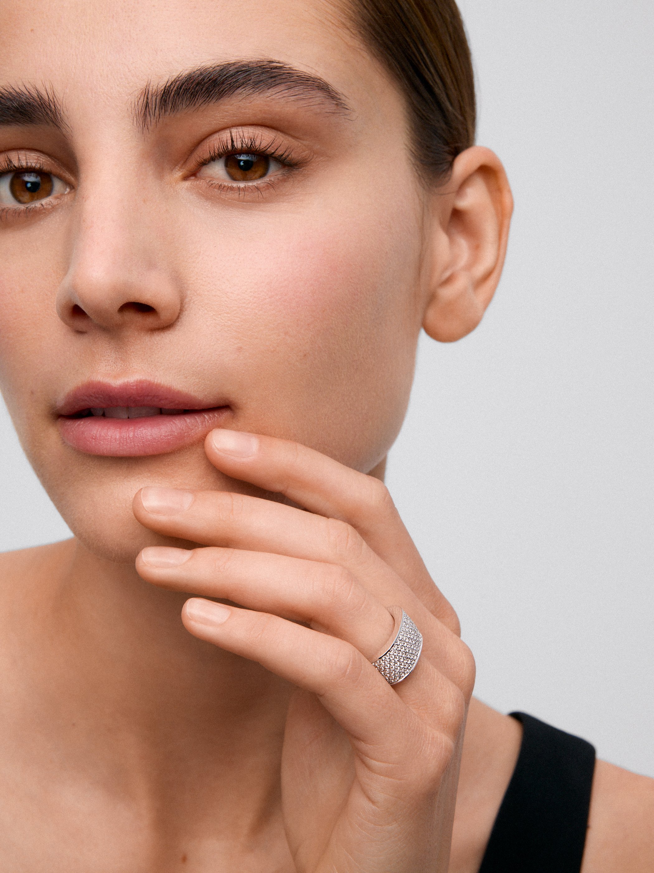 Anillo de oro blanco de 18K con pavé de diamantes en talla brillante