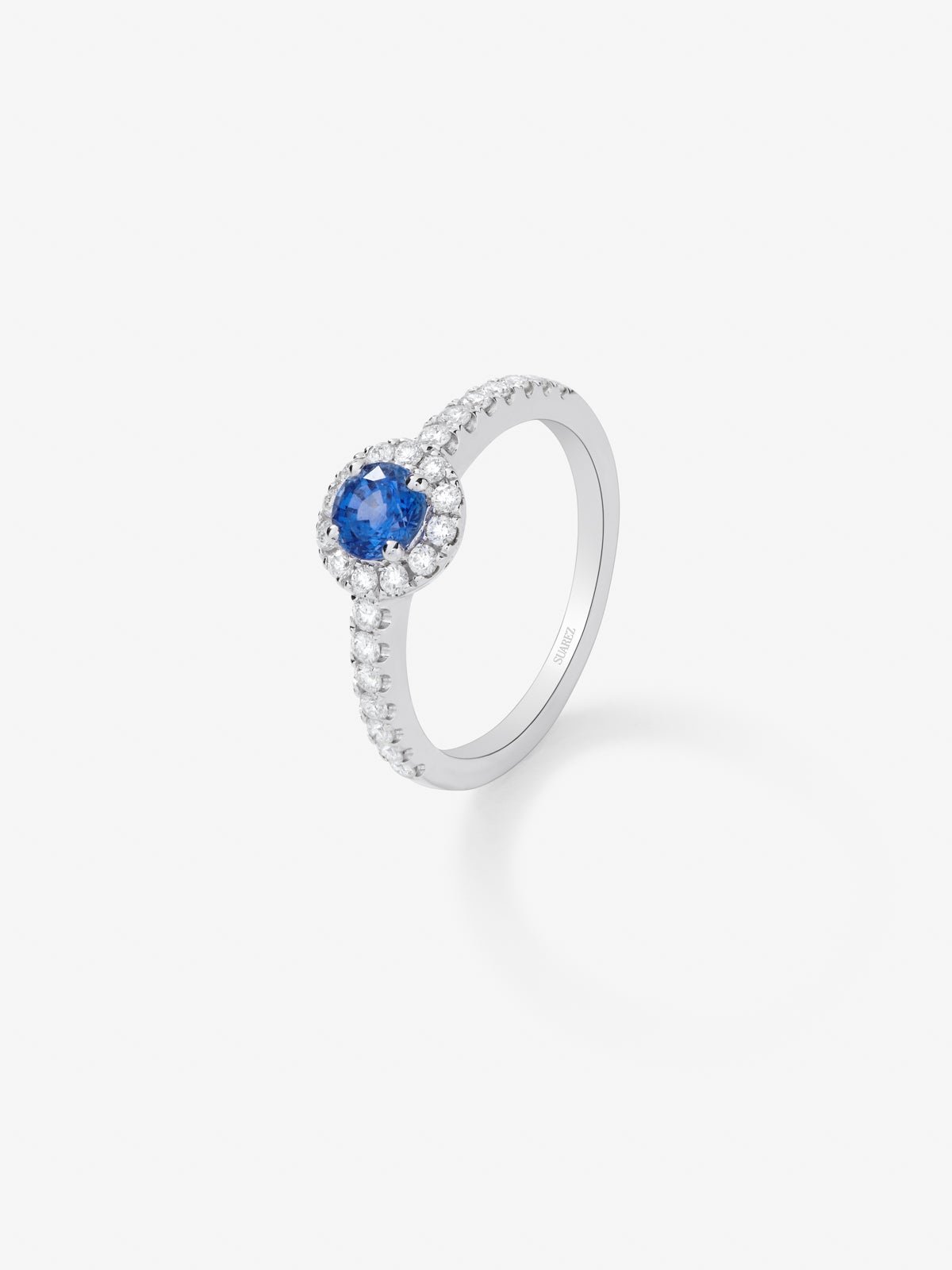 18K white gold ring with brilliant-cut blue sapphire of 0.35 cts and border and arm of 24 brilliant-cut diamonds with a total of 0.32 cts