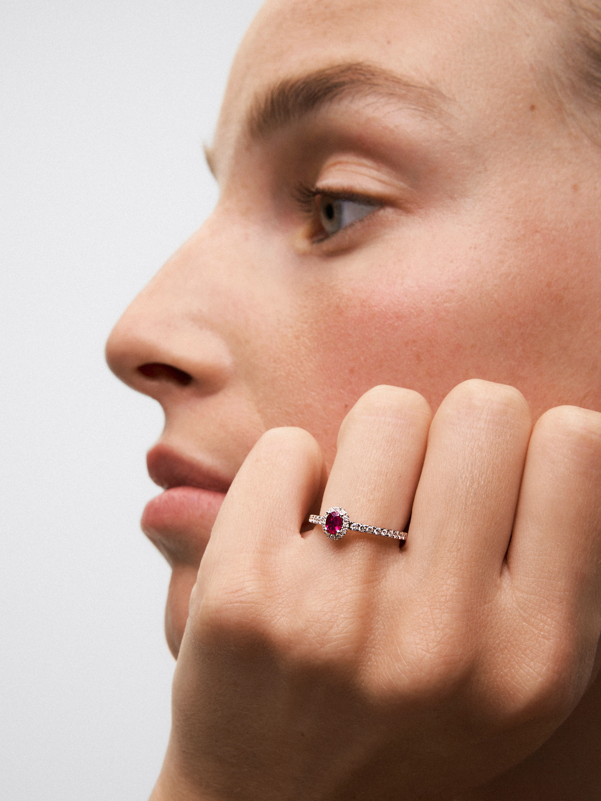 18K white gold solitaire ring with oval-cut red ruby ​​of 0.24 cts and brilliant-cut diamonds with a total of 0.24 cts