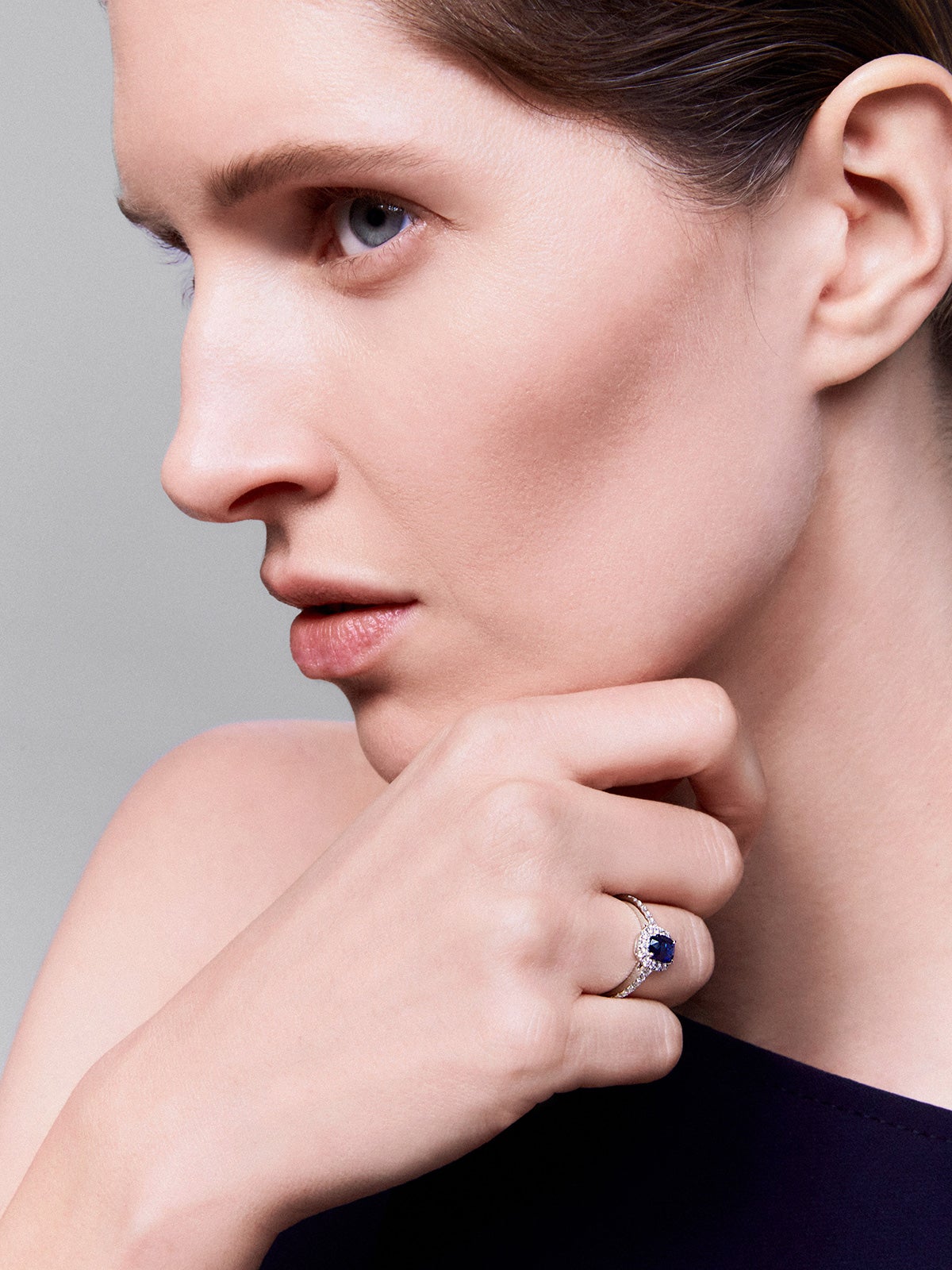 18K white gold ring with cushion-cut royal blue sapphire of 1.24 cts and border and arm of 30 brilliant-cut diamonds with a total of 0.38 cts