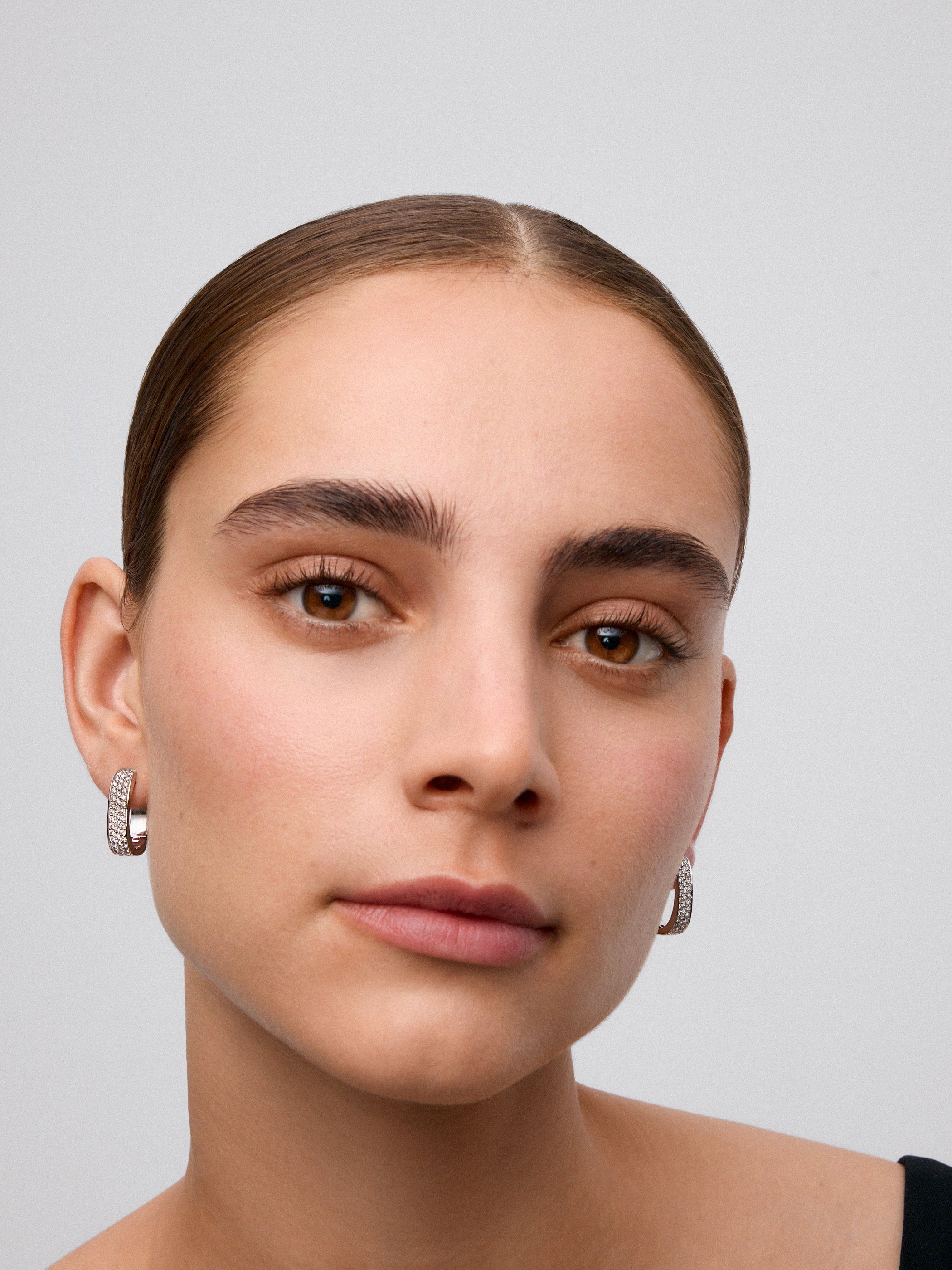 Pendientes de oro blanco de 18K con pavé de diamantes en talla brillante 