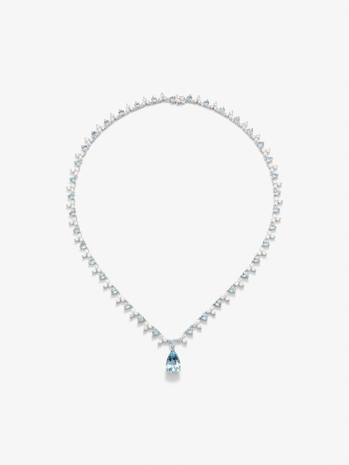 Collar rivière de oro blanco de 18K con aguamarina azul en talla pera de 3 cts, 38 aguamarinas azules en talla brillante con un total de 5,7 cts y 114 diamantes en talla brillante con un total de 6,25 cts