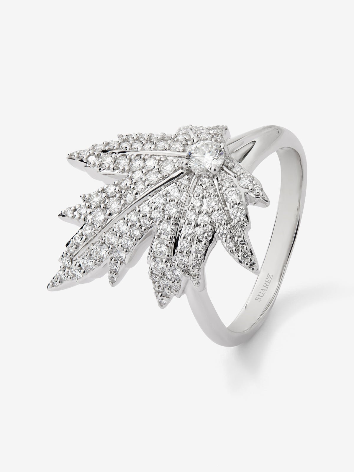 18K white gold ring with a 0.16 ct central brilliant-cut diamond, diamond pavé, and a maple leaf design