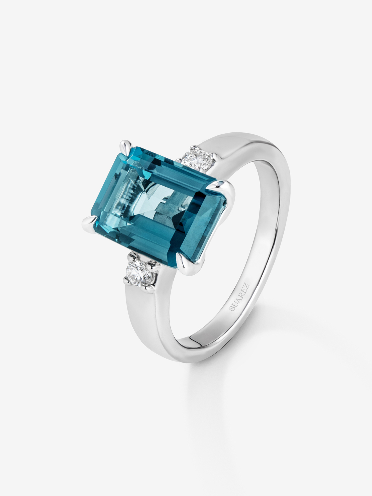 Anillo de plata 925 con topacio azul london en talla esmeralda de 3,74 cts y 2 diamantes en talla brillante con un total de 0,09 cts