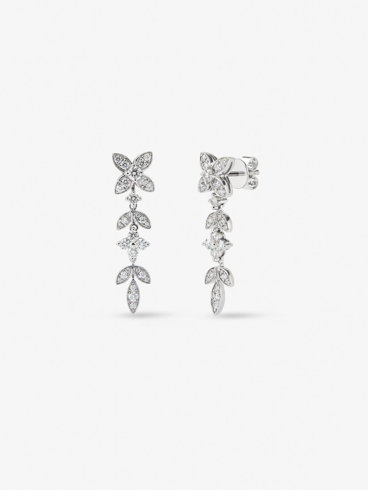 18K white gold earrings with 62 brilliant-cut diamonds with a total of 1.07 cts