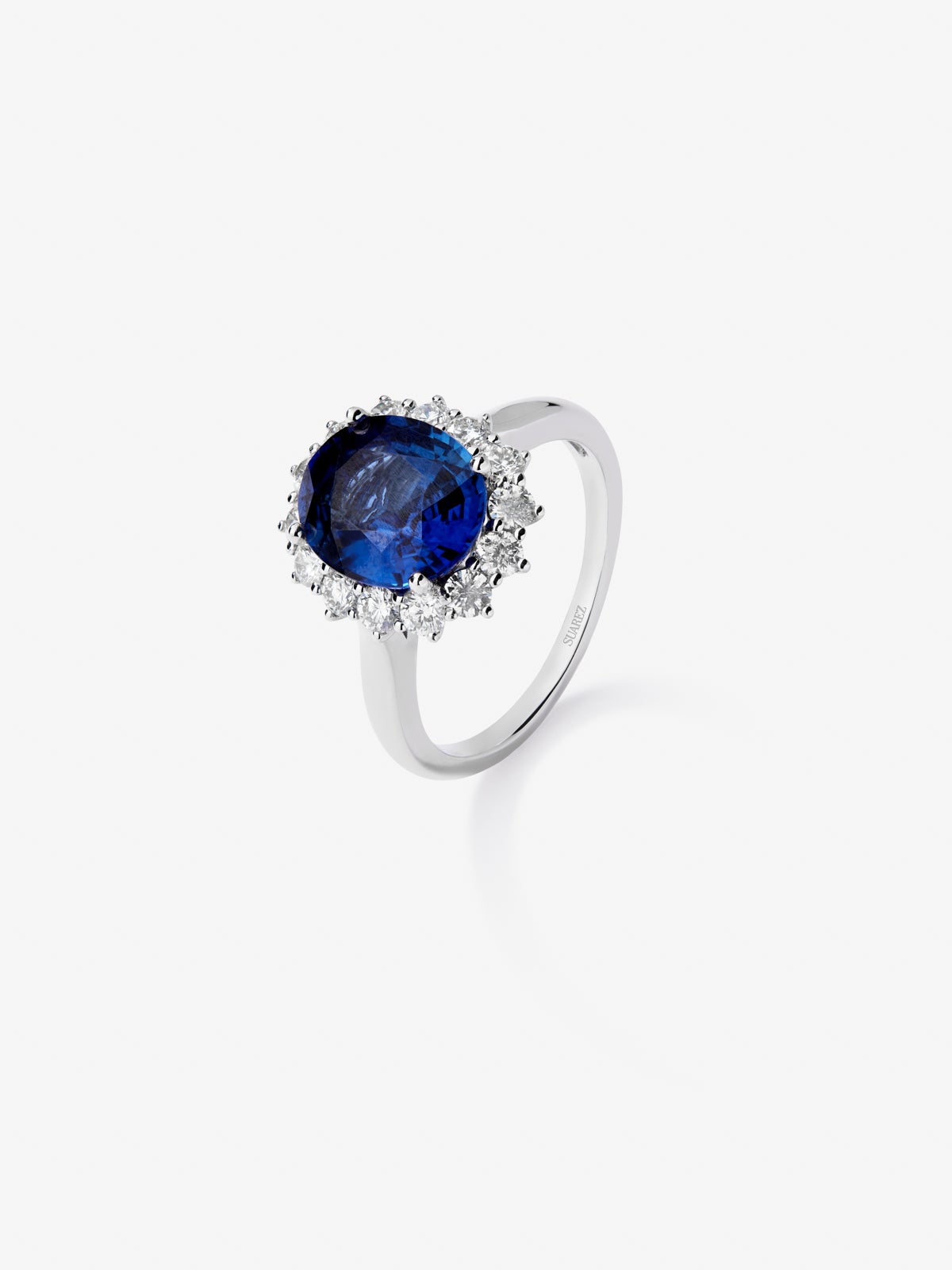 18K white gold ring with oval-cut royal blue sapphire of 2.12 cts and 10 brilliant-cut diamonds with a total of 0.66 cts
