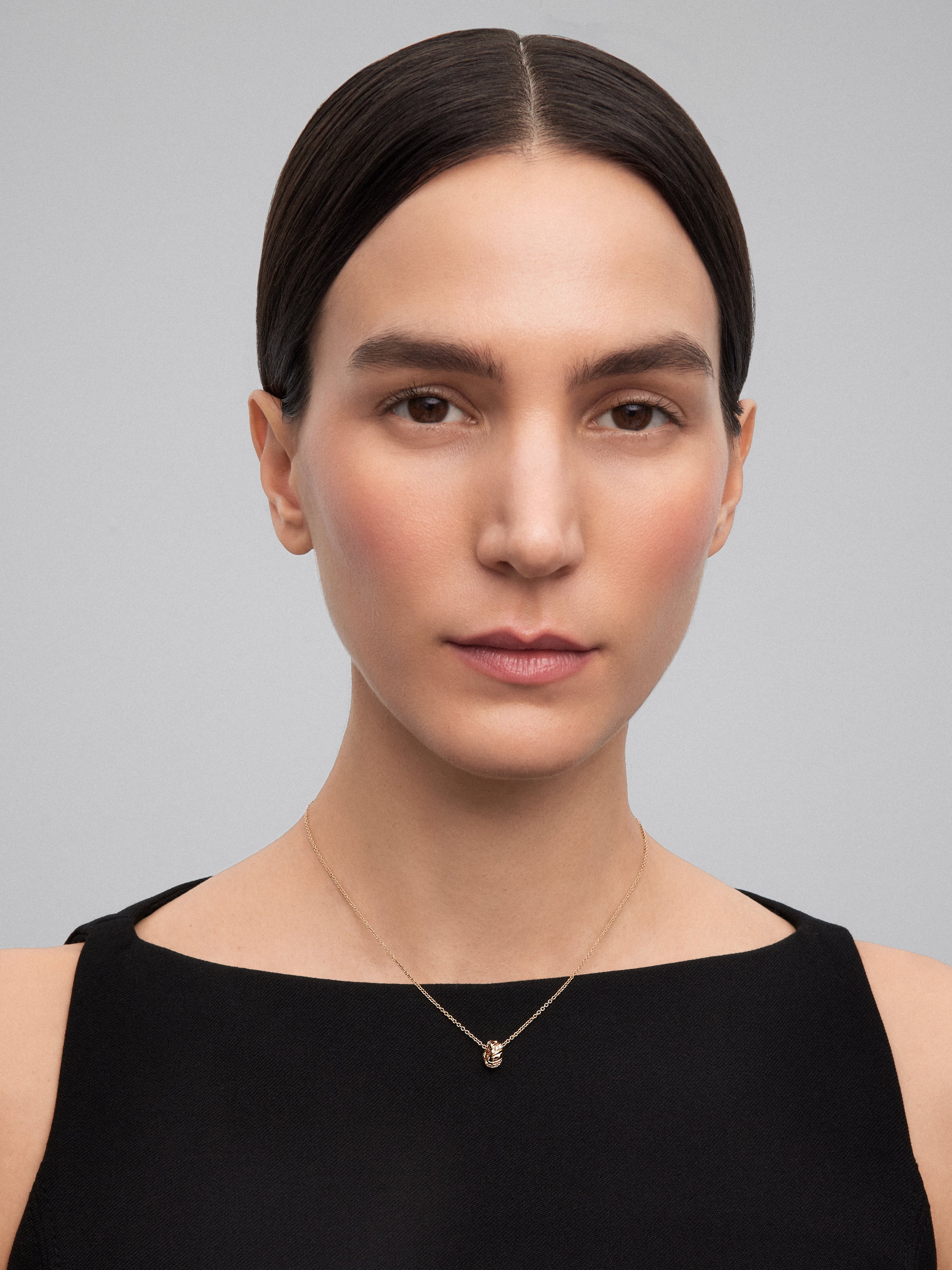 Colgante de oro amarillo de 18K con diamantes blancos en talla brillante de 0,18 cts