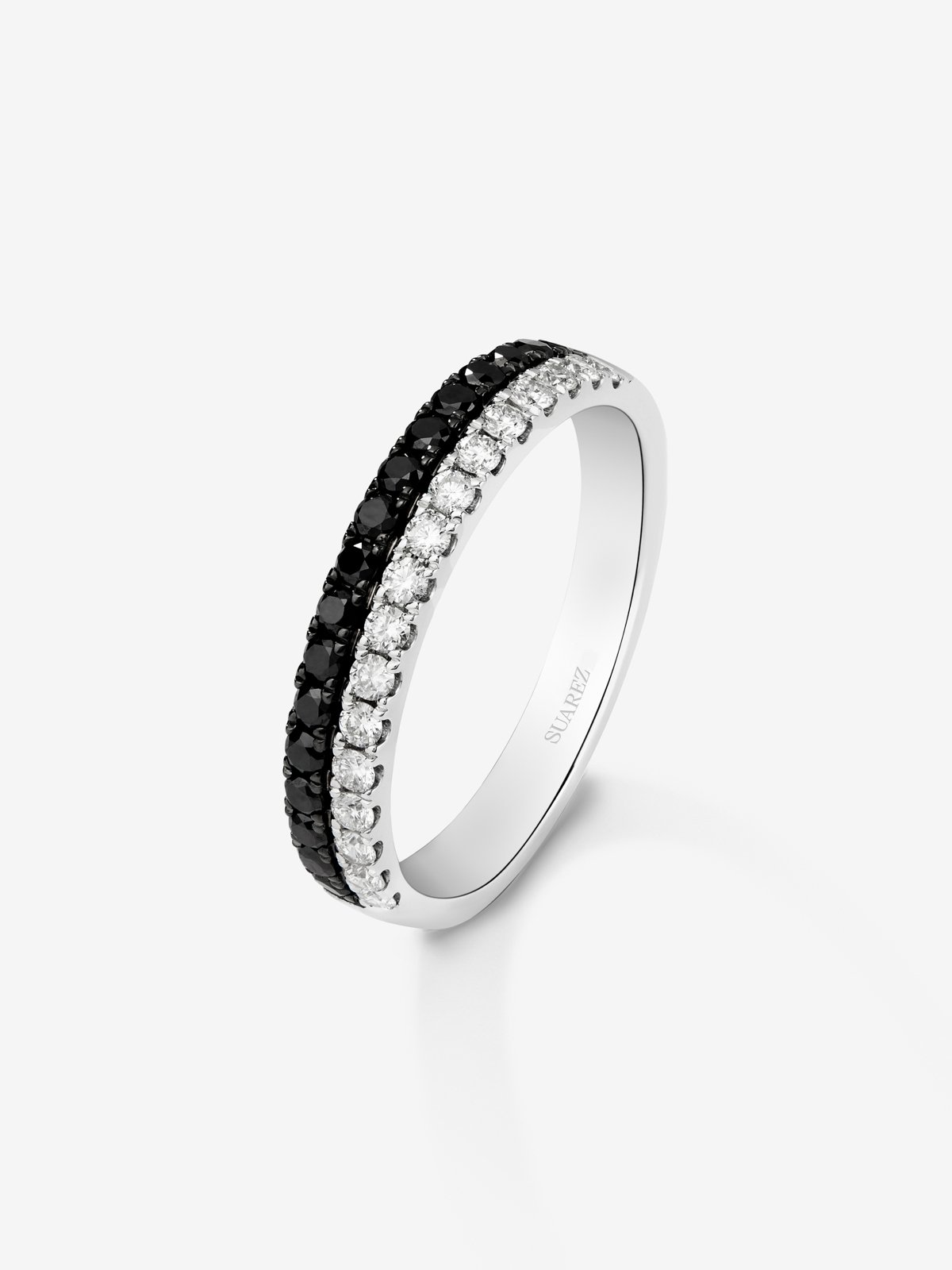 Anillo de oro blanco de 18K con 17 diamantes en talla brillante con un total de 0,24 cts y 17 diamantes negros en talla brillante con un total de 0,27 cts