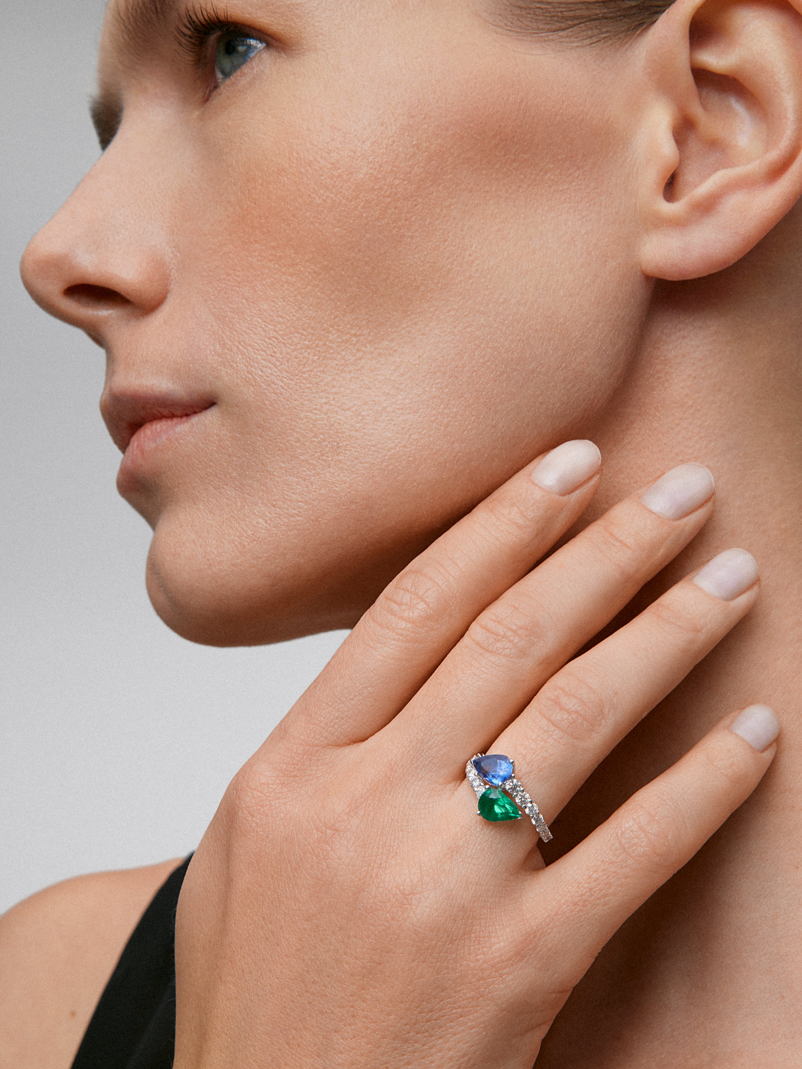 You and me ring in 18K white gold with an intense blue pear-cut sapphire of 1.49 cts, a pear-cut green emerald of 1.04 cts and 14 brilliant-cut diamonds with a total of 0.64 cts