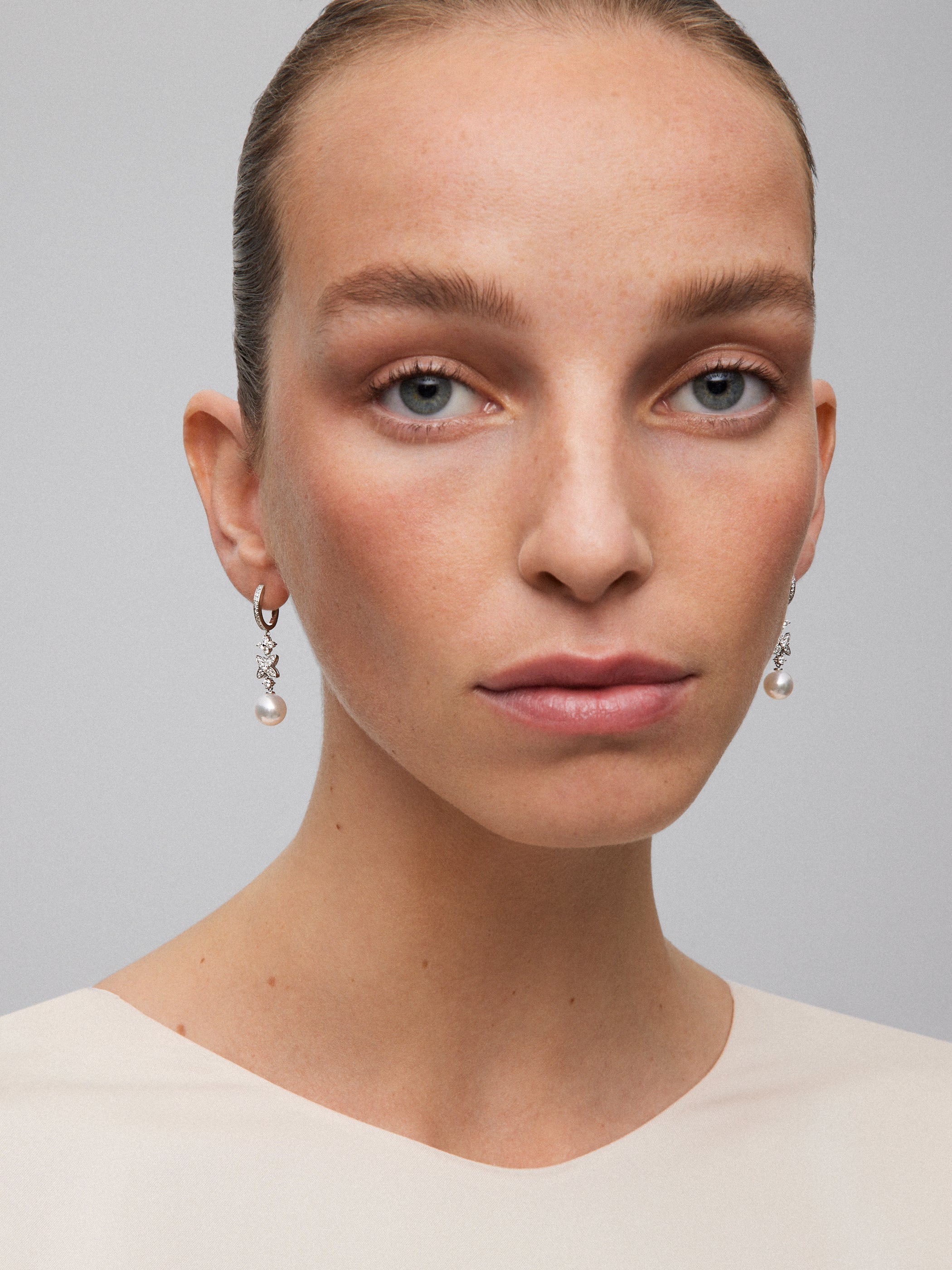 Pendientes de oro blanco de 18K con 52 diamantes en talla brillante con un total de 0,59 cts y 2 perlas akoya de 8,5 mm