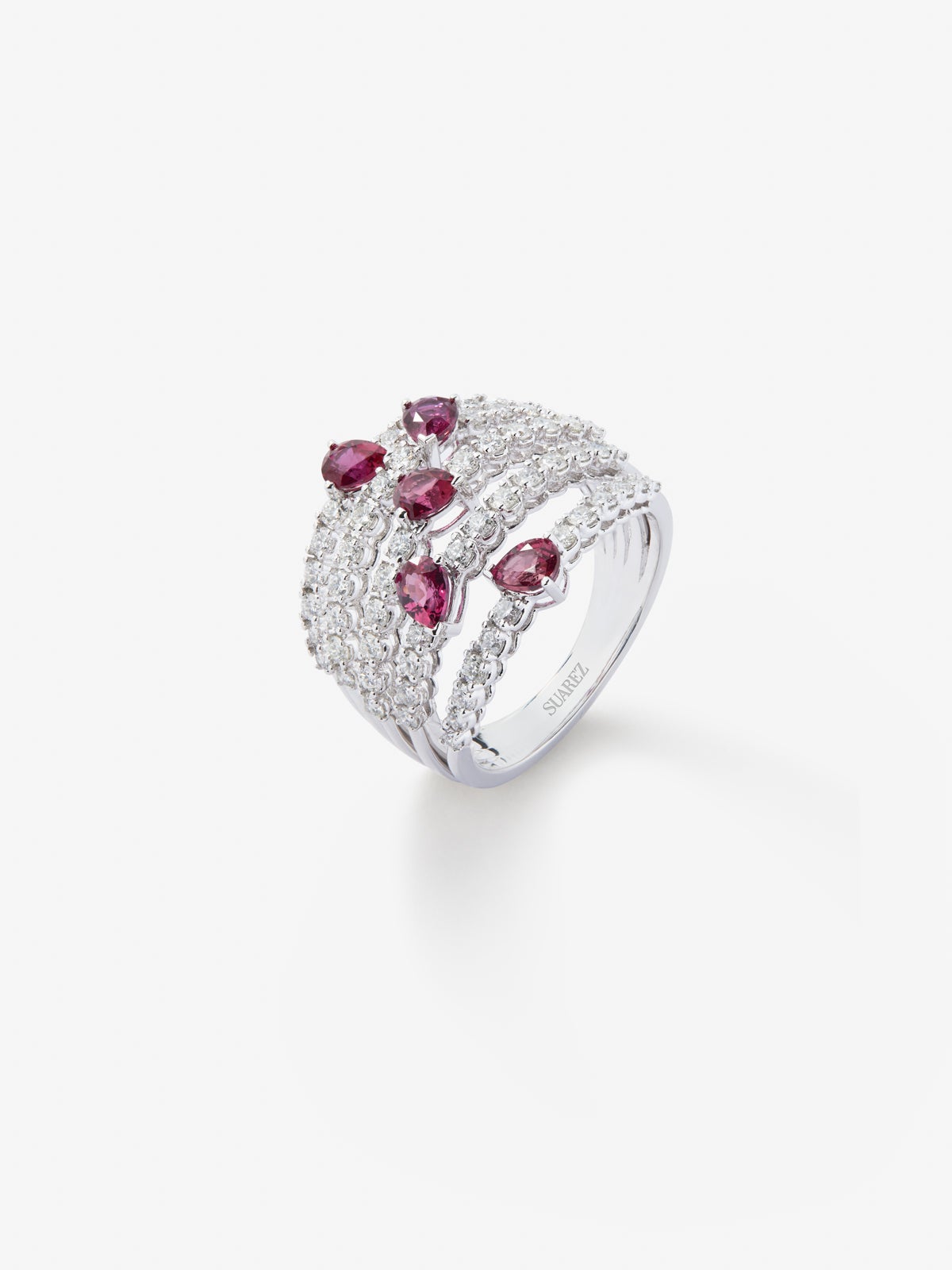 Anillo de oro blanco de 18K con 60 diamantes en talla brillante con un total de 1 cts y 5 rubíes rojos en talla pera con un total de 1,14 cts