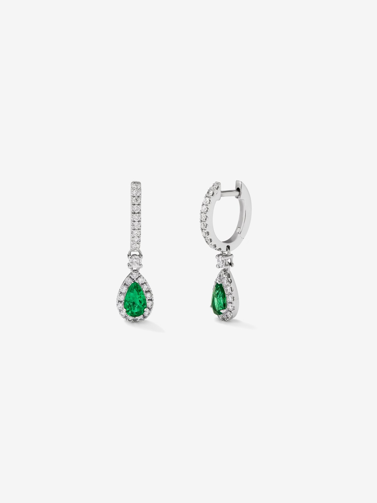Pendientes de oro blanco de 18K con 2 esmeraldas en talla pera con un total de 0,8 cts y diamantes en talla brillante con un total de 0,32 cts