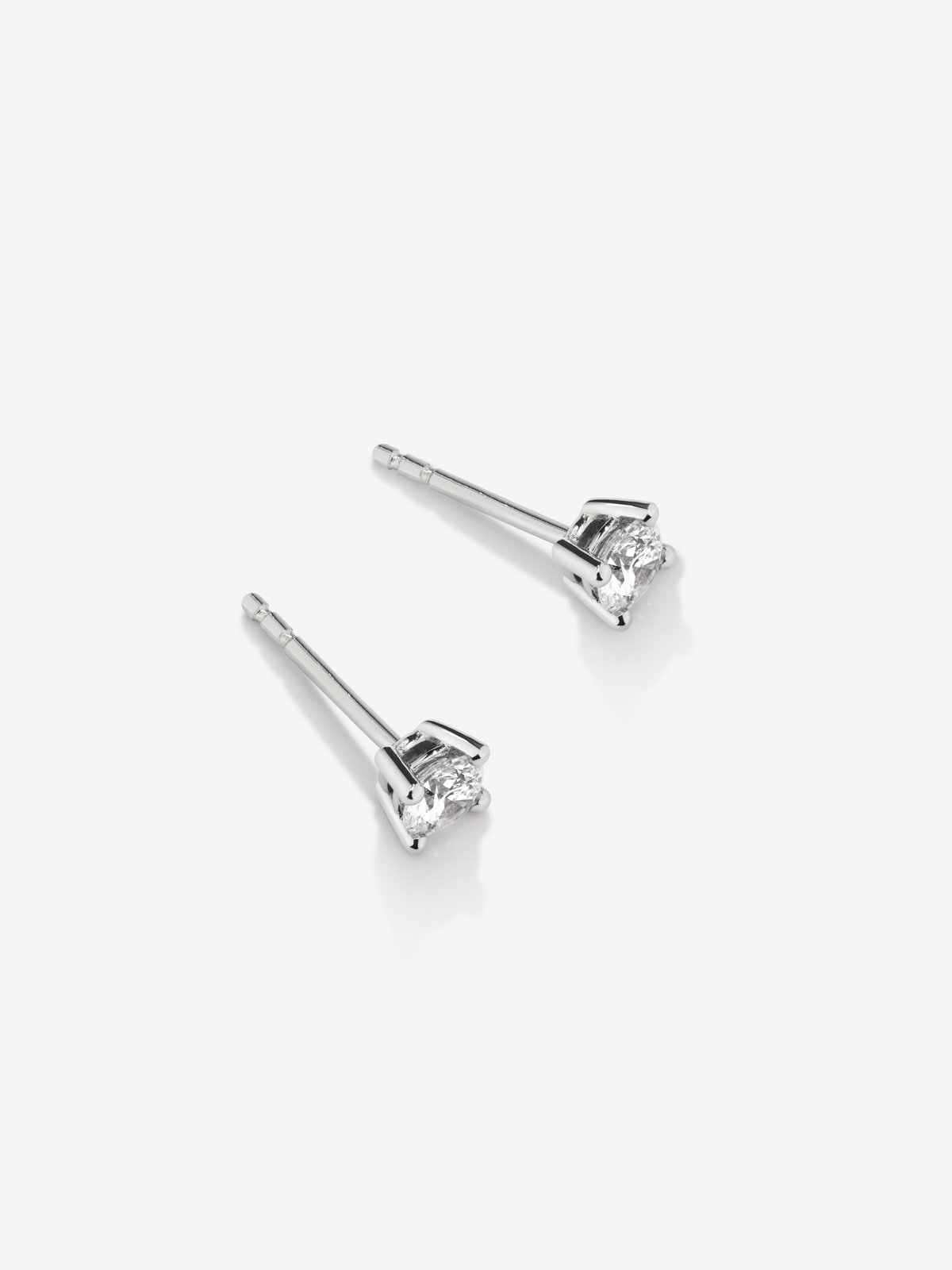 18K white gold solitaire earrings with 2 brilliant-cut diamonds with a total of 0.2 cts