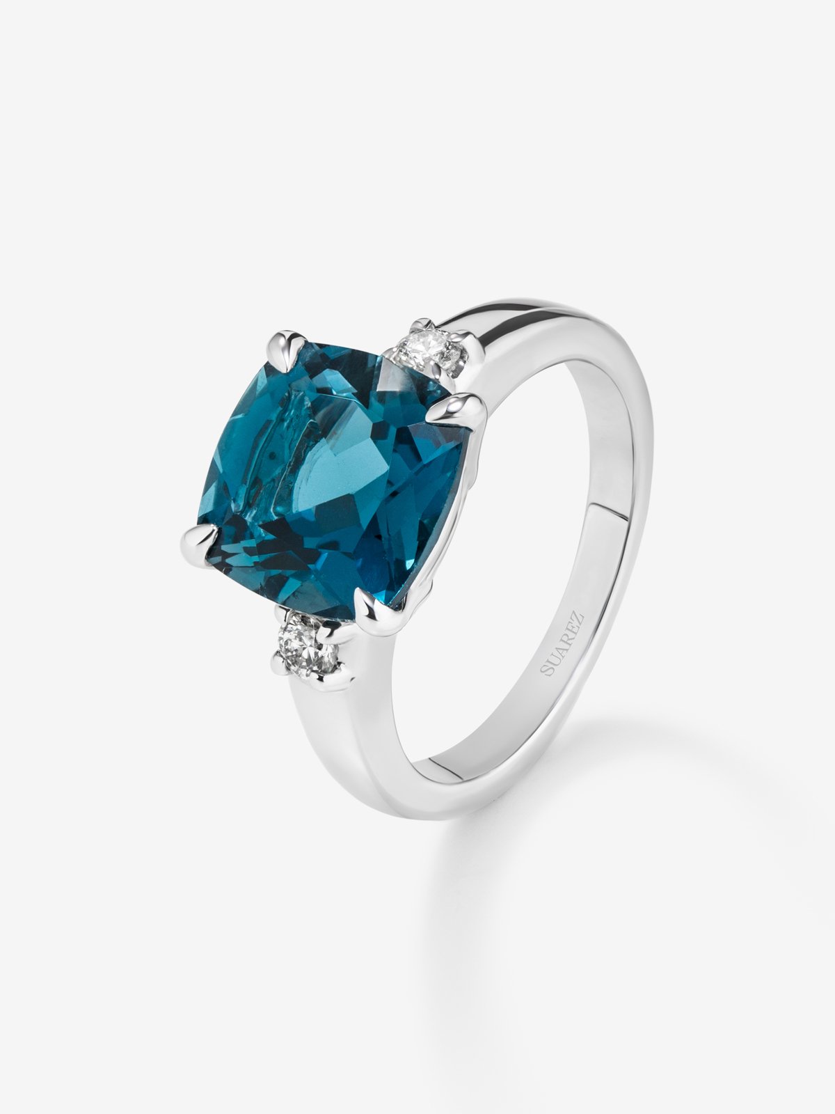 Anillo tresillo de plata 925 con topacio azul london en talla cushion de 5,08 cts y 2 diamantes en talla brillante con un total de 0,12 cts