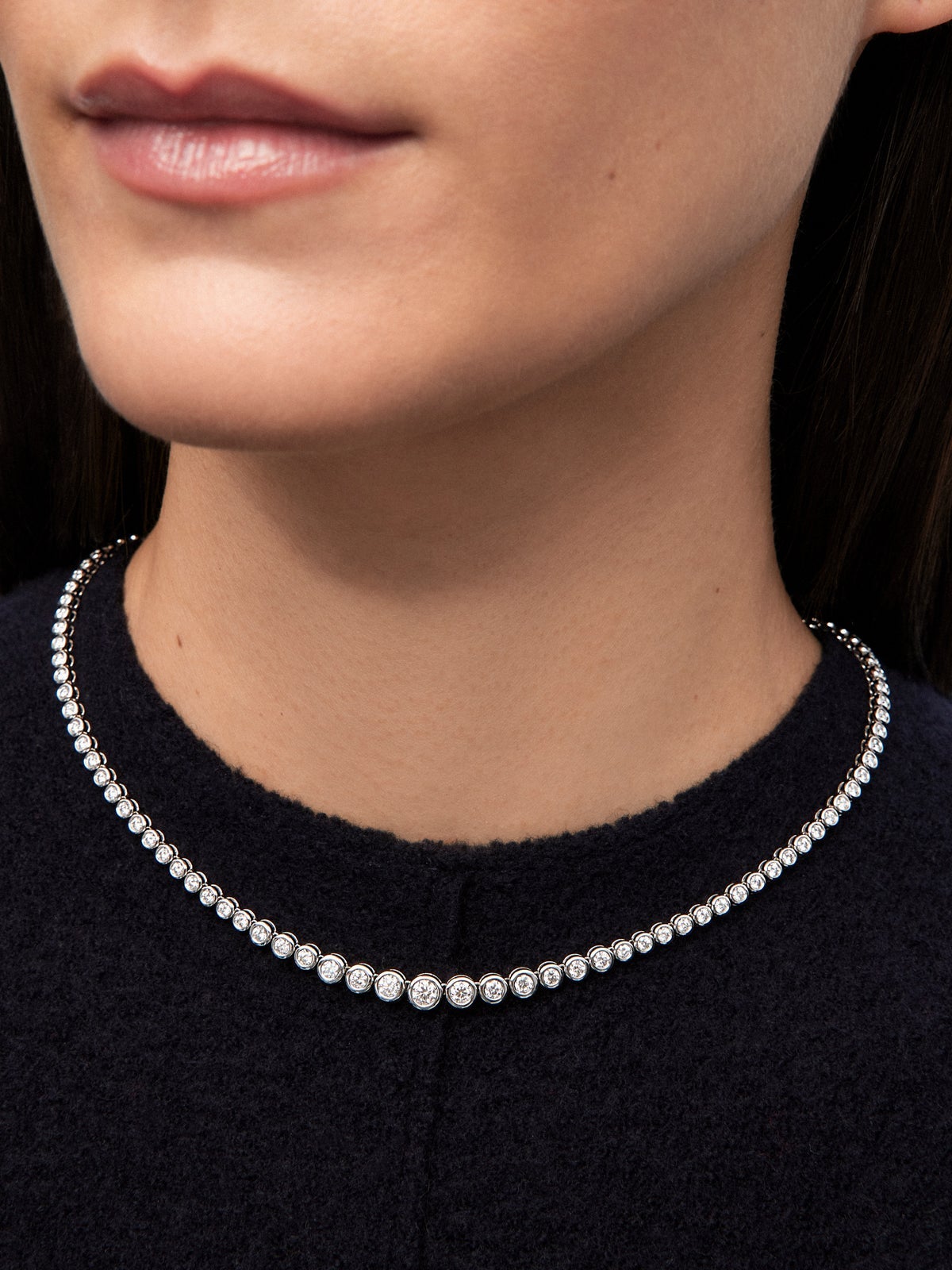 18K white gold rivière necklace with 110 brilliant-cut diamonds with a total of 4.89 cts