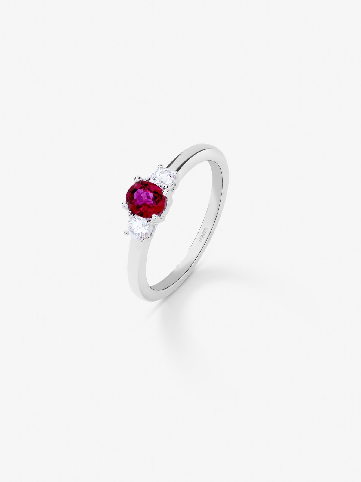 18K white gold triple ring with oval cut ruby ​​of 0.45 cts and 2 brilliant cut diamonds with a total of 0.2 cts