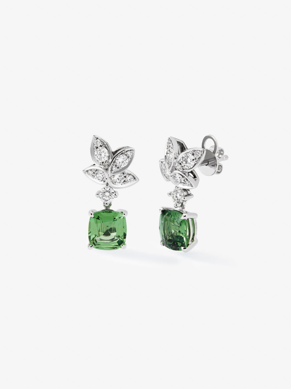 Pendientes de oro blanco de 18K con 2 tsavoritas verdes en talla cushion y 22 diamantes en talla pera con un total de 0,82 cts