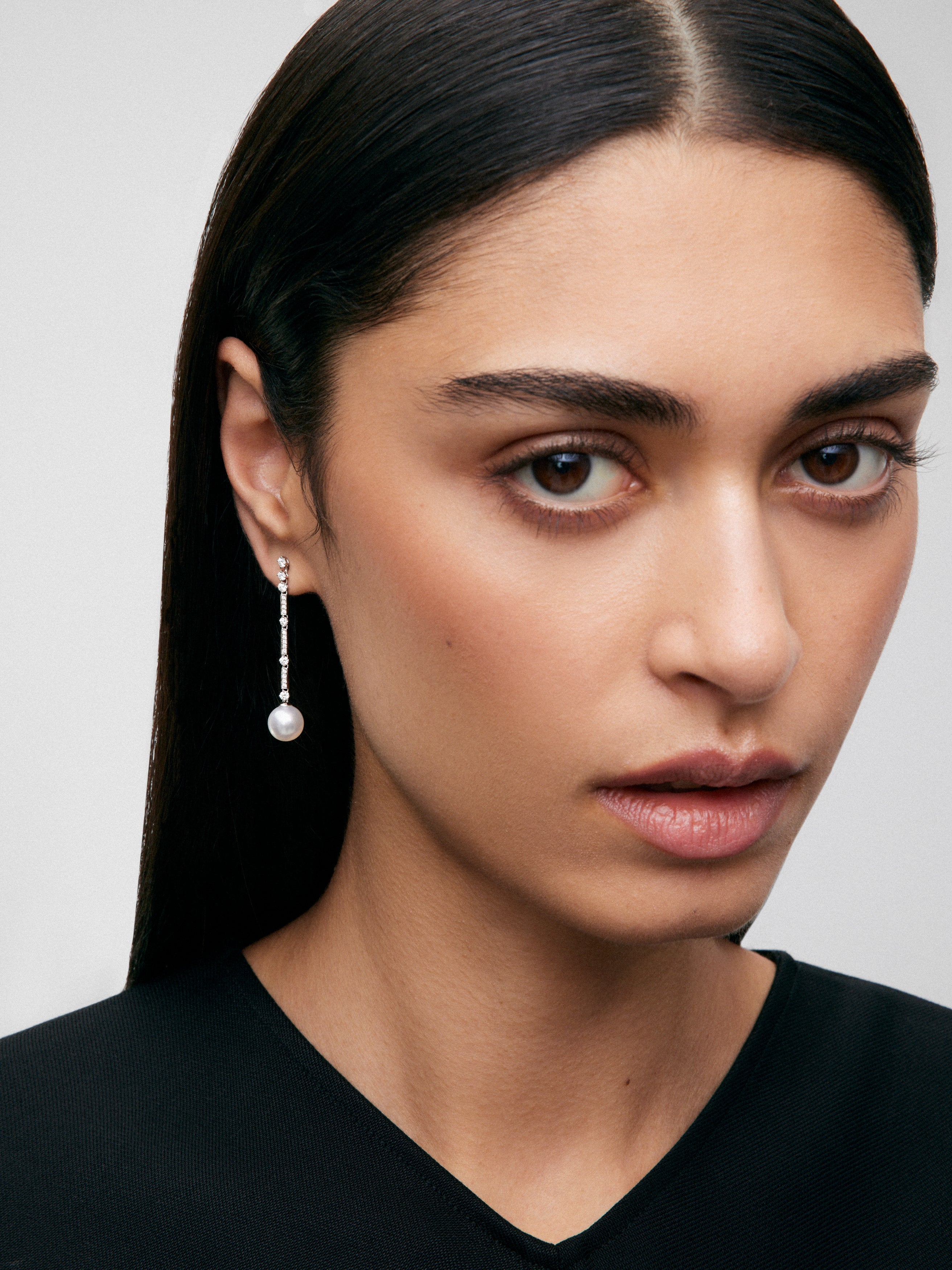 Pendientes de oro blanco de 18K con perlas blancas y diamantes blancos en talla brillante de 0,66