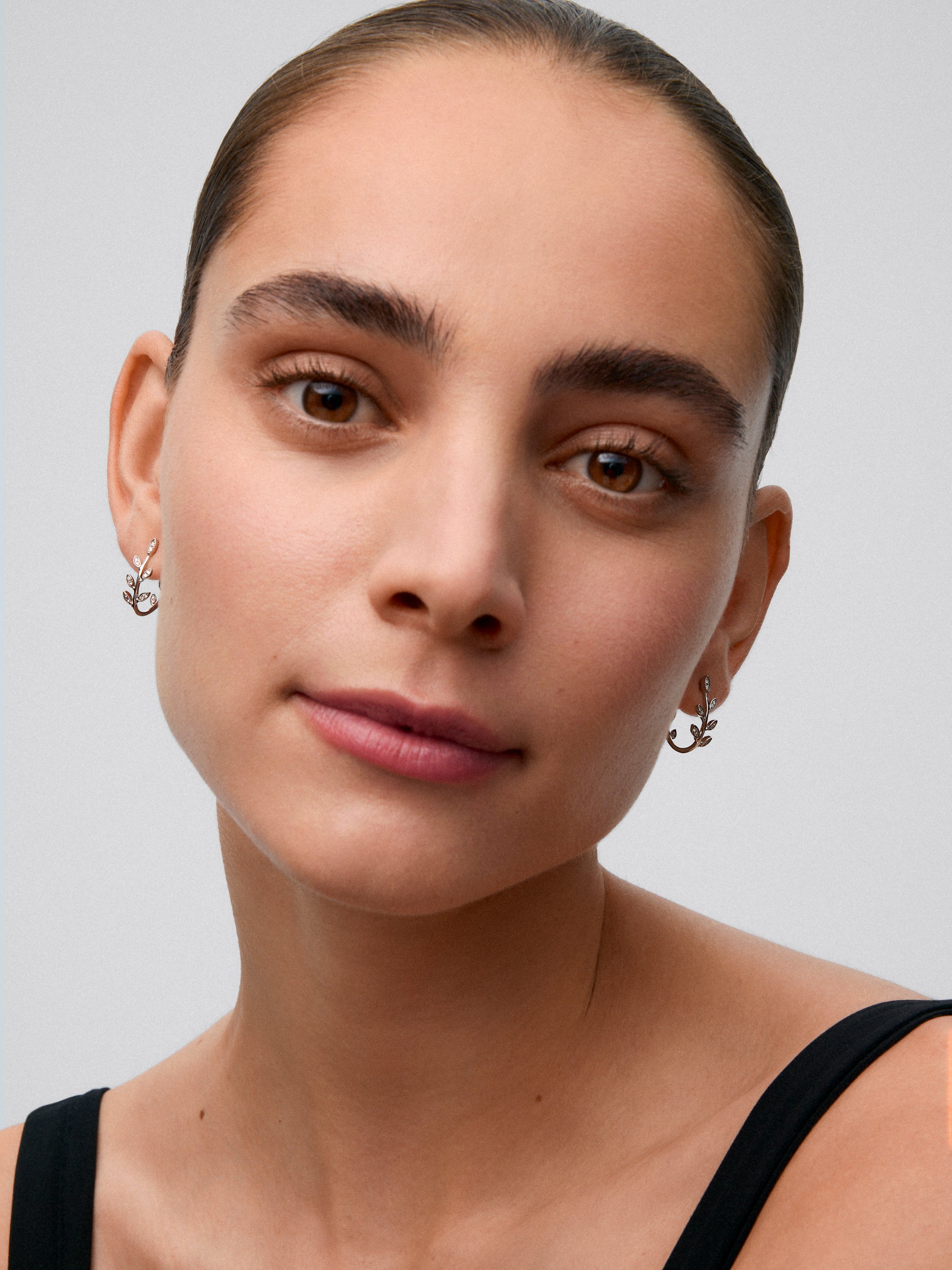 Pendientes de oro blanco de 18K con 36 diamantes en talla brillante con un total de 0,16 cts