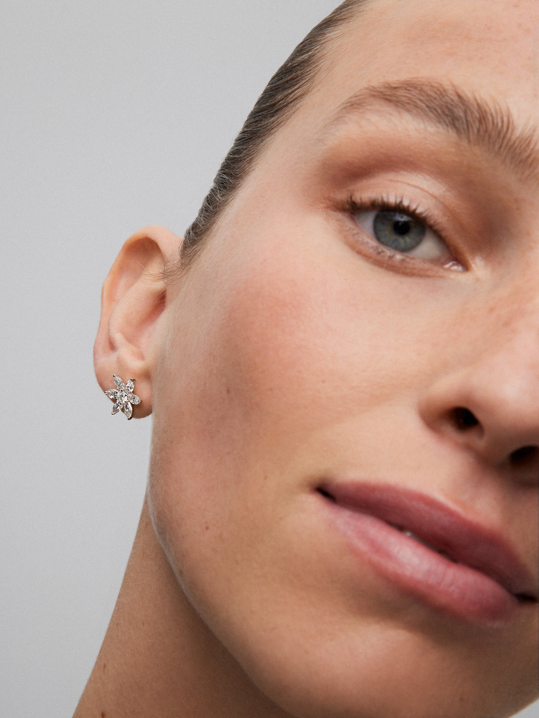 18K white gold earrings with 2 brilliant-cut diamonds with a total of 0.35 cts and 12 marquise-cut diamonds with a total of 1.9 cts