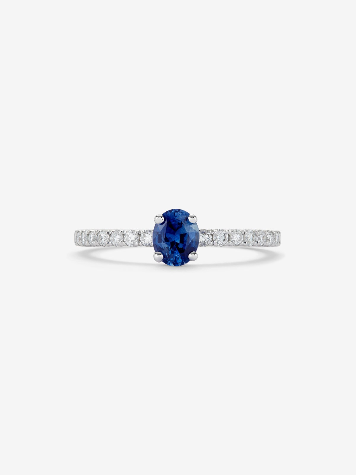 18K white gold ring with oval sapphire of 0.63 cts and 16 brilliant-cut diamonds with a total of 0.21 cts