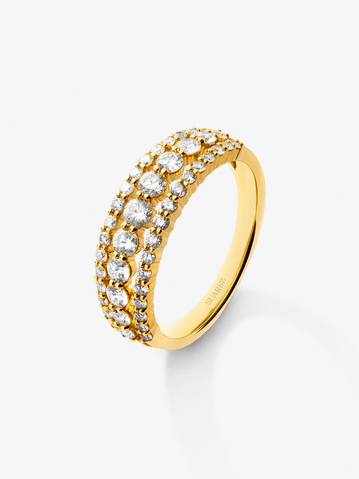 Anillo triple de oro amarillo de 18K con 45 diamantes en talla brillante con un total de 0,93 cts