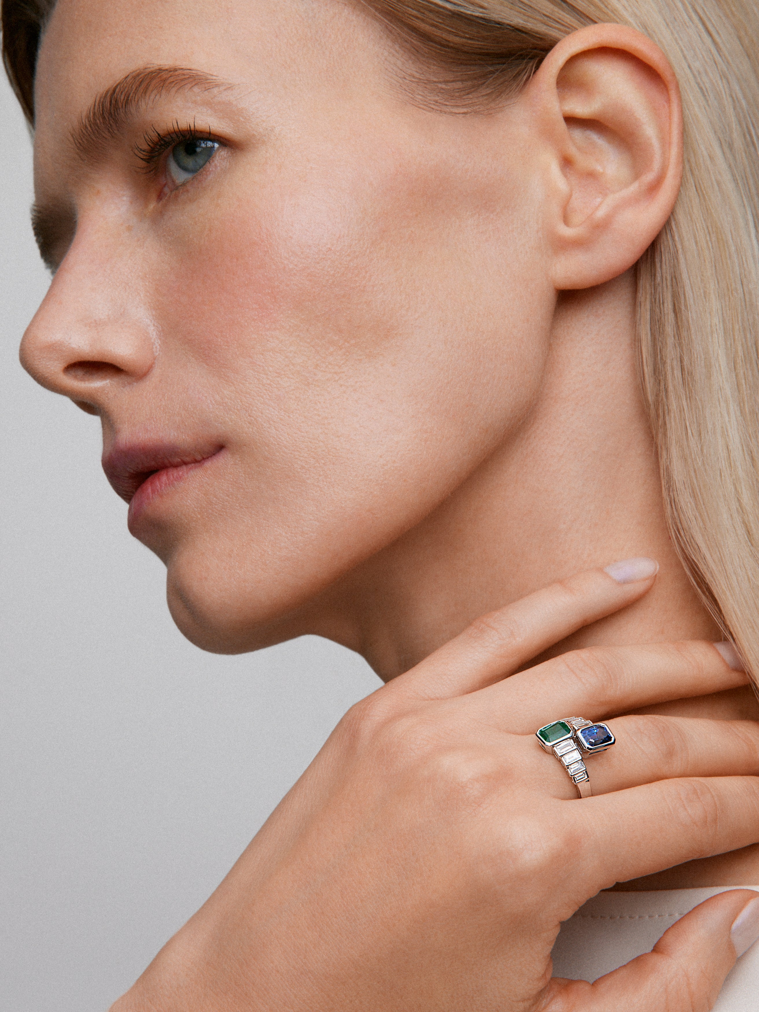 You and 18k white gold ring with blue sapphire in 1.64 cts, 1.02 cts and white diamonds in 0.72 cts