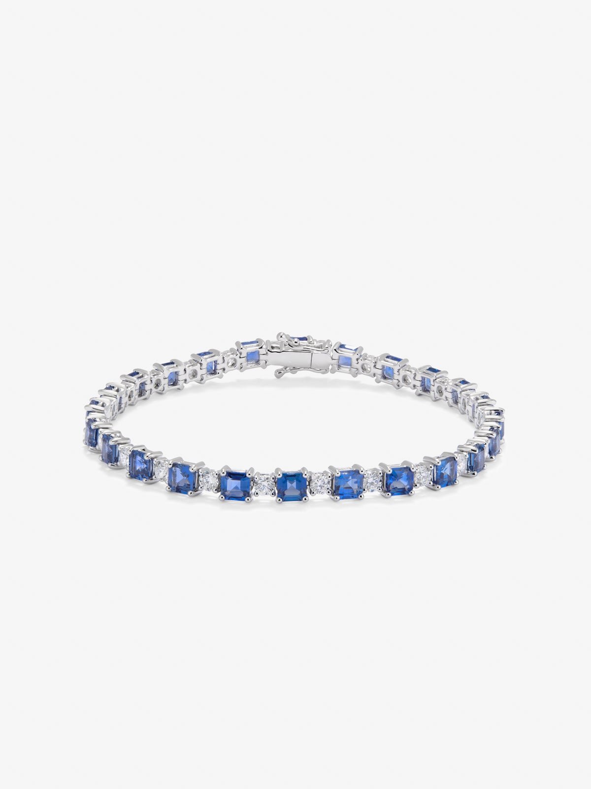 Pulsera rivière de oro blanco de 18K con 26 zafiros azules en talla octogonal con un total de 9,97 cts y 26 diamantes en talla brillante con un total de 2,95 cts