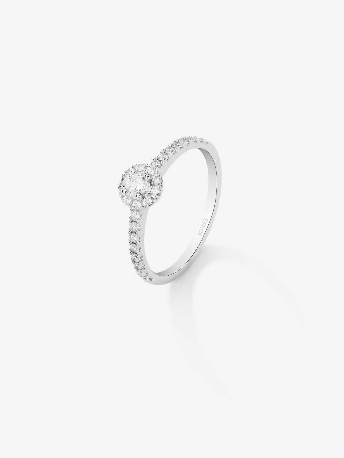 Anillo de oro blanco de 18K con diamante central en talla brillante de 0,15 cts y 26 diamantes en talla brillante con un total de 0,28 cts