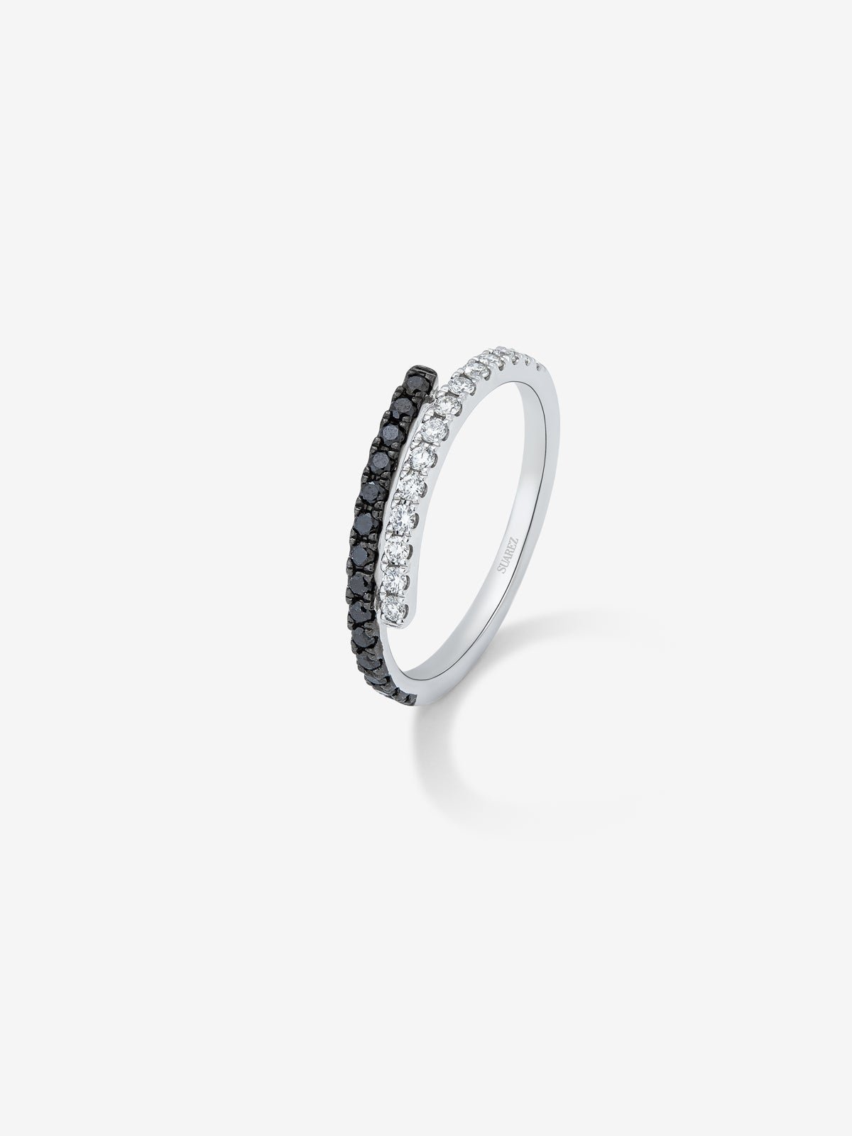 18K white gold ring with 14 brilliant-cut white diamonds with a total of 0.17 cts and 14 brilliant-cut black diamonds with a total of 0.19 cts