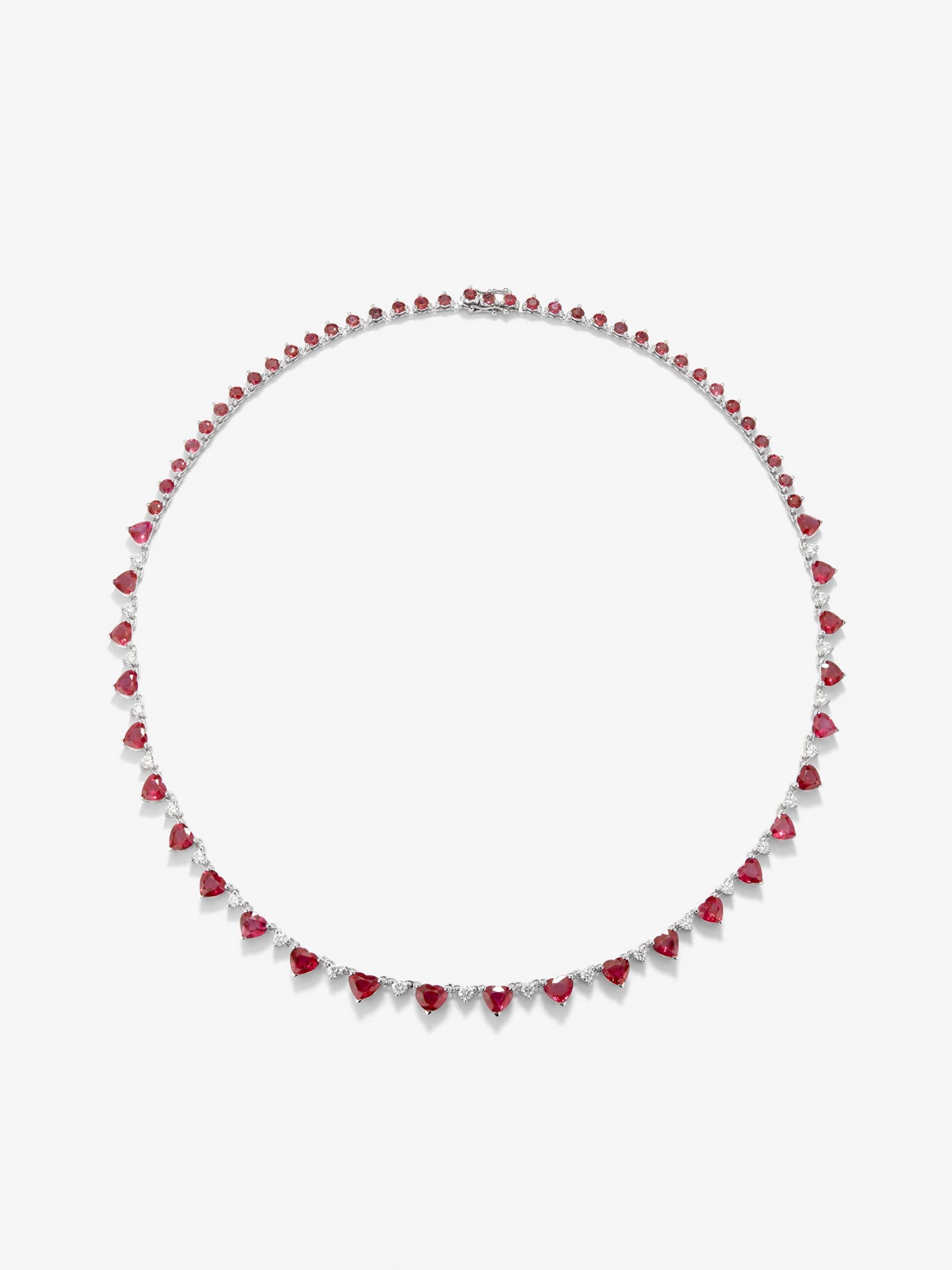 Collar de oro blanco de 18K con 25 rubíes rojos en talla corazón con un total de 11,59 cts, 36 en talla brillante con un total de 5,44 cts y 24 diamantes en talla brillante con un total de 1,3 cts