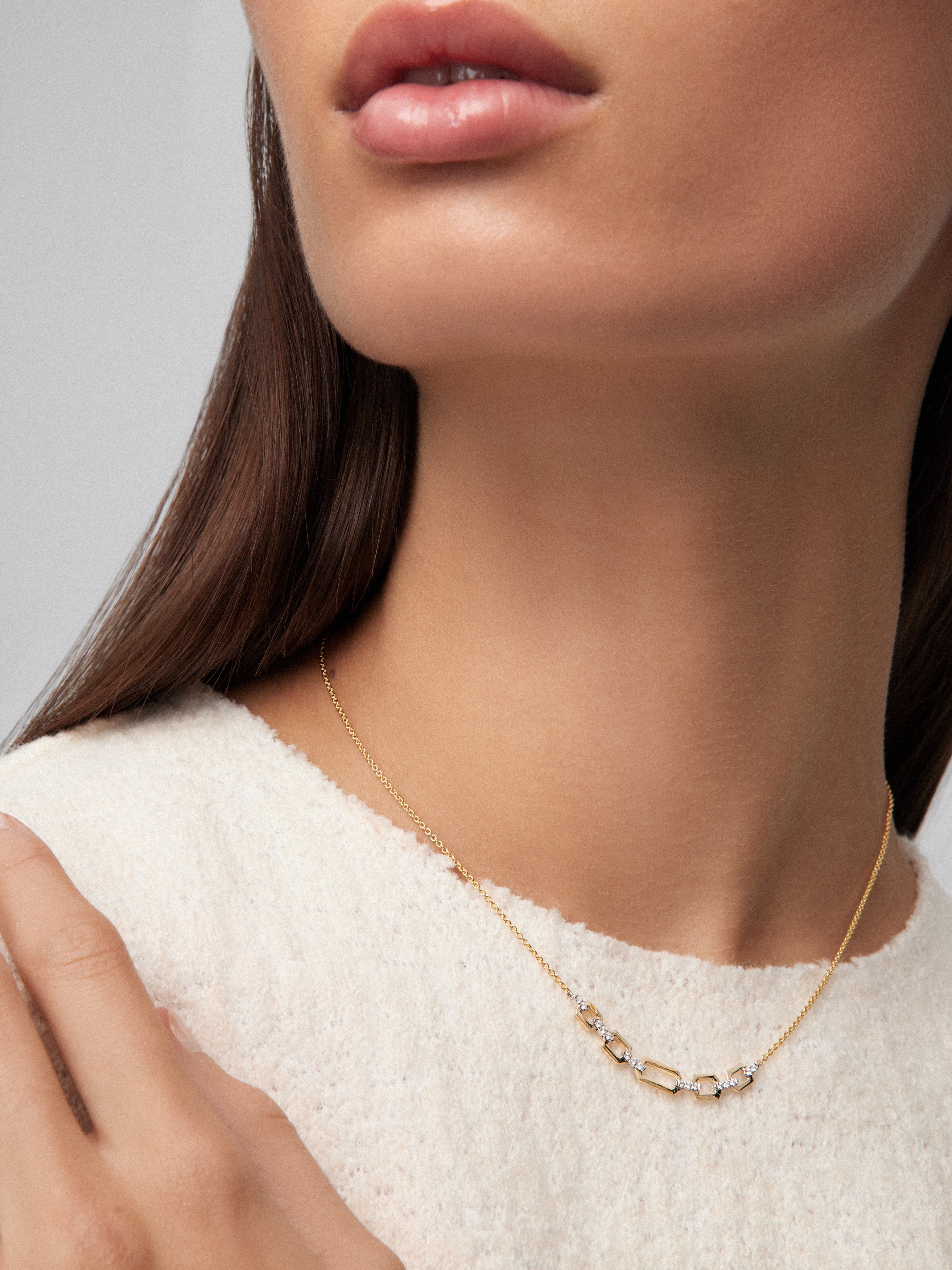 Colgante de oro blanco y amarillo de 18K con diamantes blancos en talla brillante de 0,11 cts
