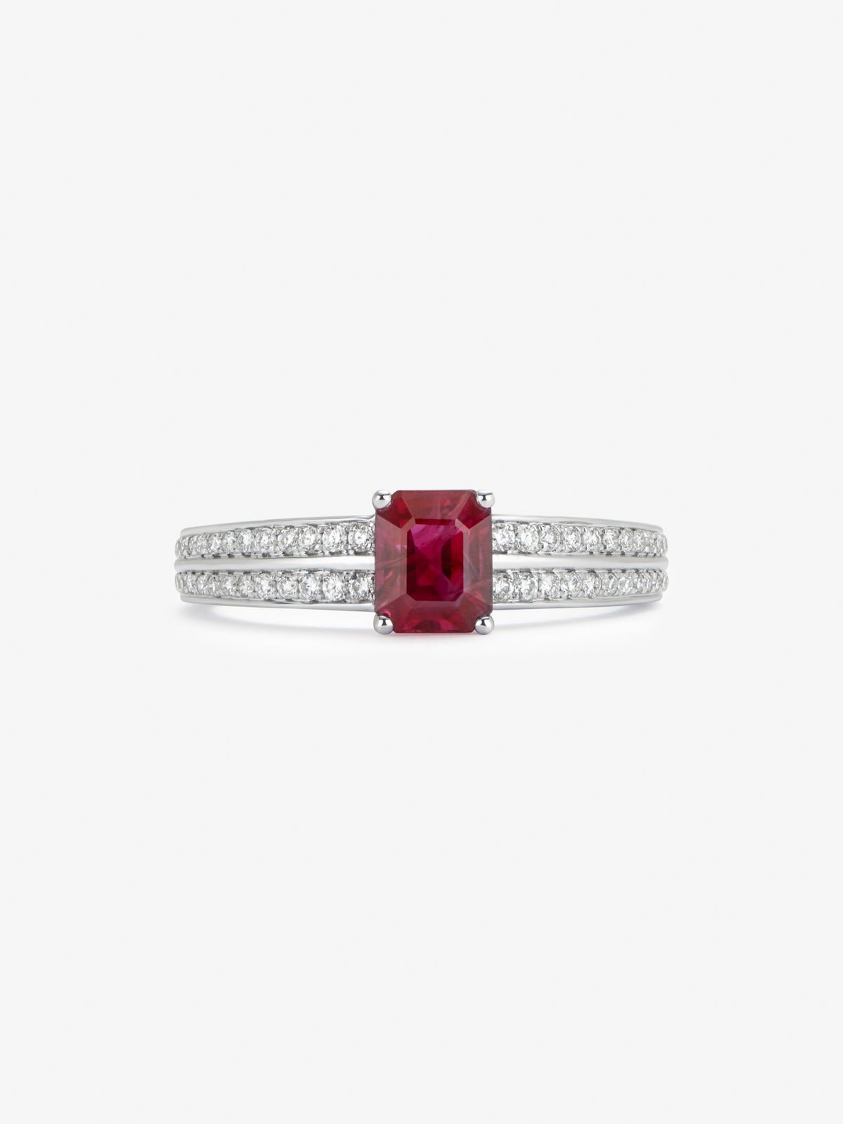 Anillo de oro blanco de 18K con rubí en talla octogonal de 1,006 cts y 52 diamantes en talla brillante con un total de 0,19 cts