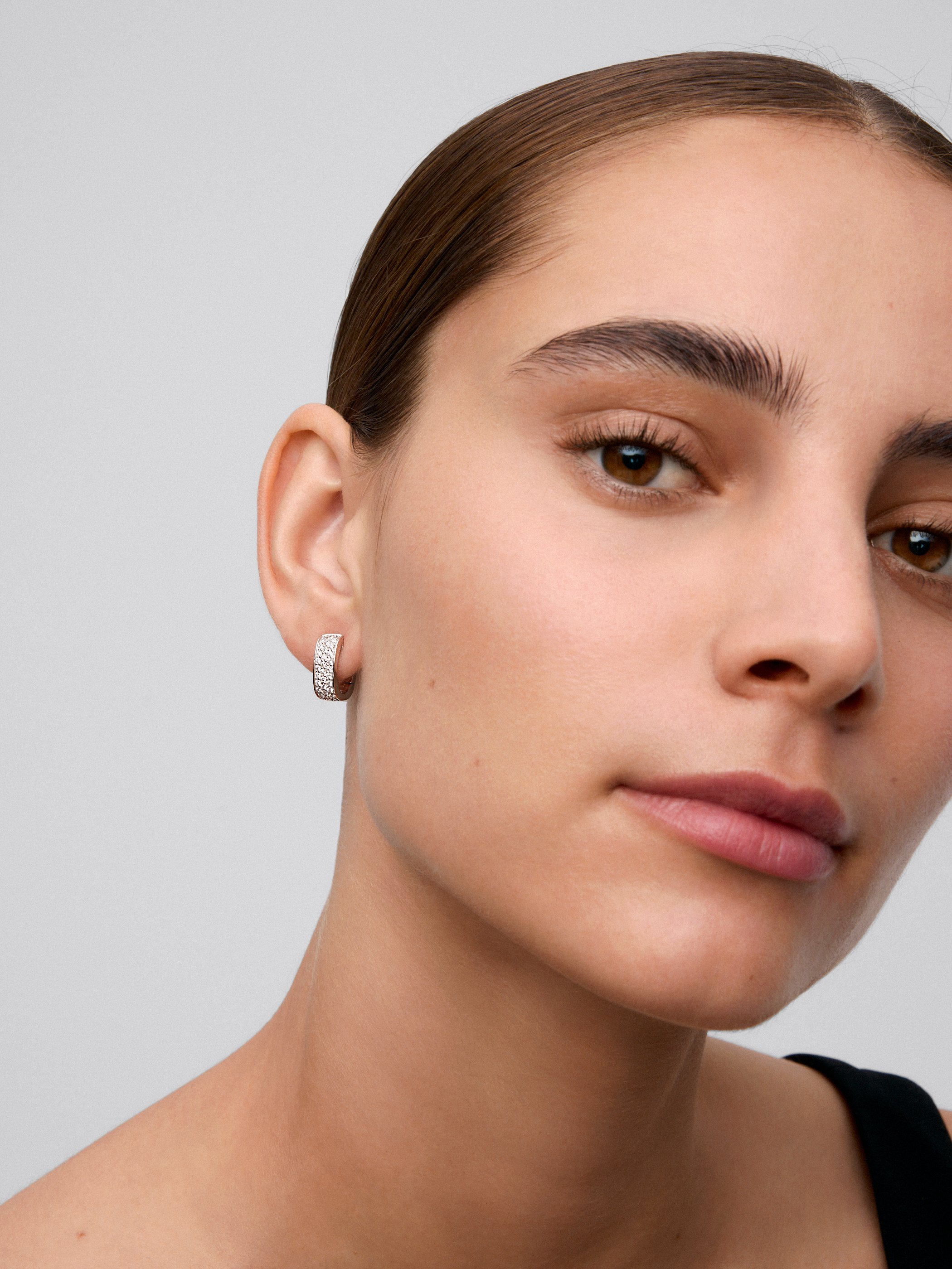 Pendientes de oro blanco de 18K con pavé de diamantes en talla brillante 