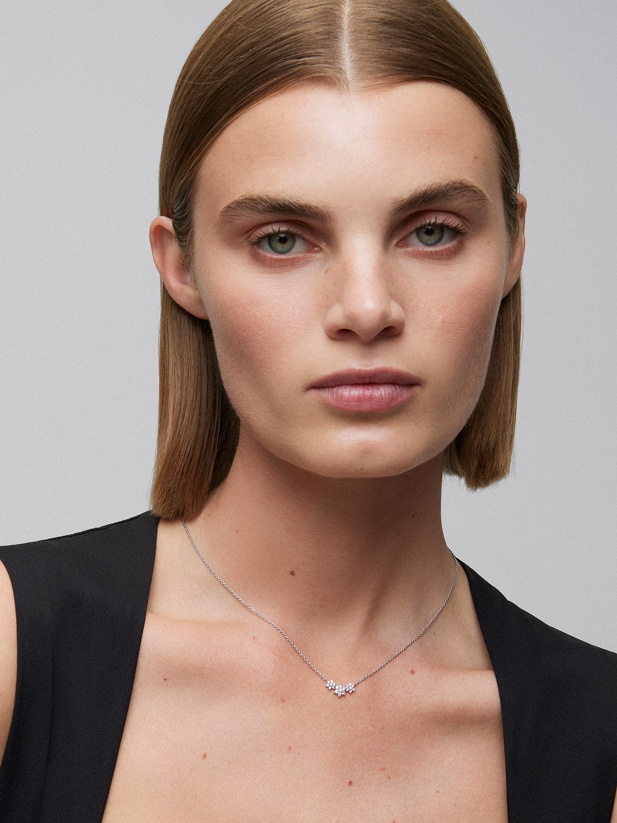 Colgante de oro blanco de 18K con diamantes en talla brillante de 0,29 cts y forma de estrellas
