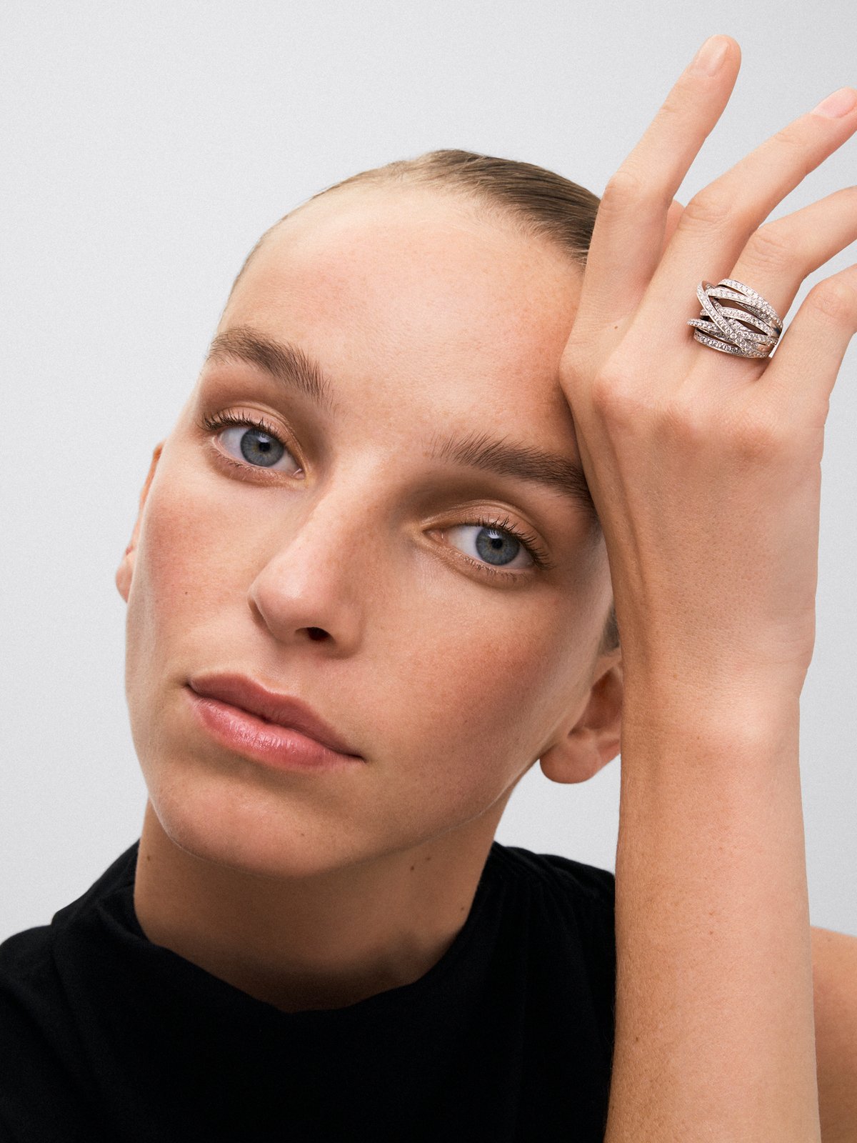 18K white gold multi-arm ring with 185 brilliant-cut diamonds with a total of 2.67 cts