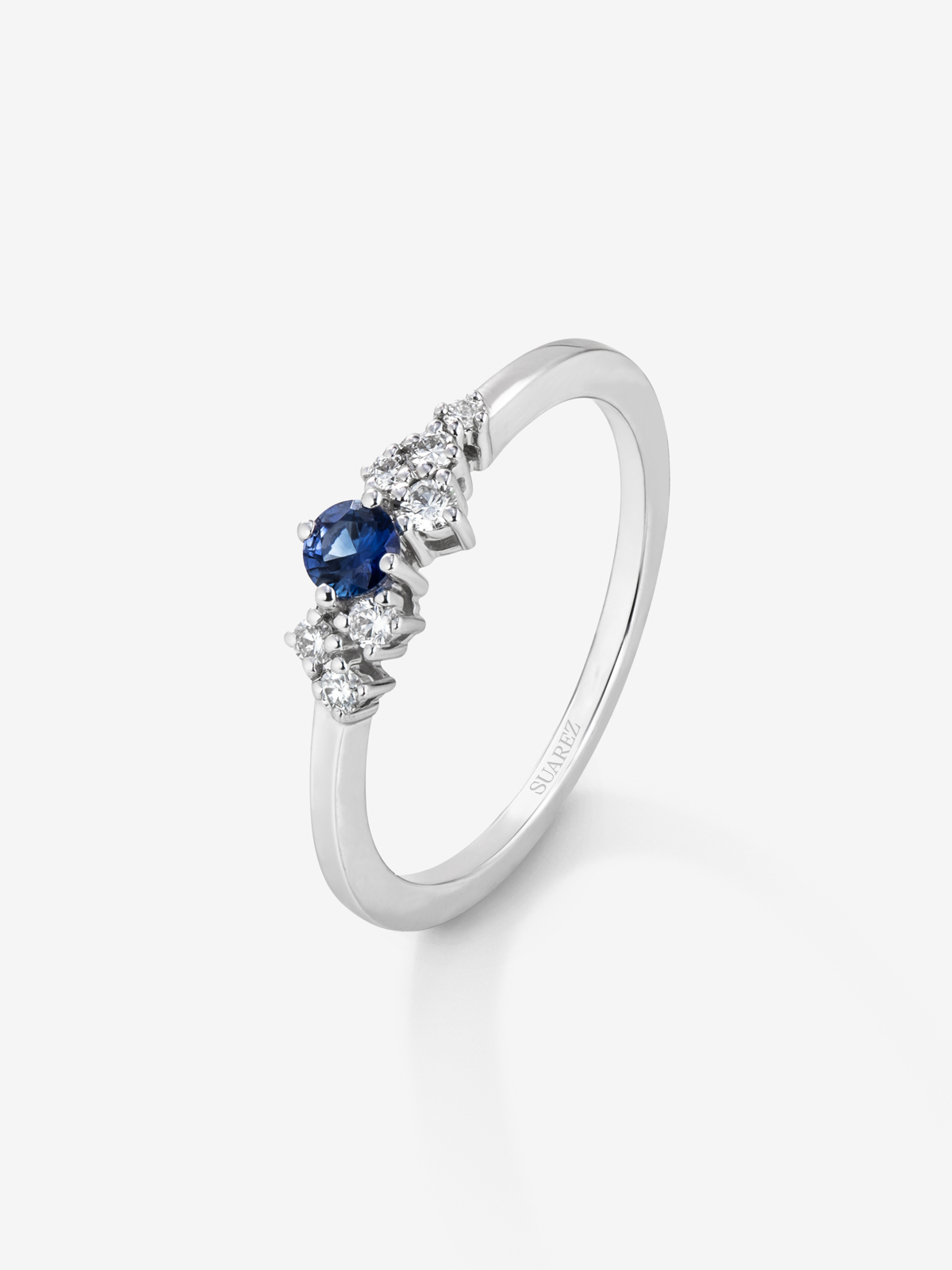 18K white gold ring with sapphire and diamonds.