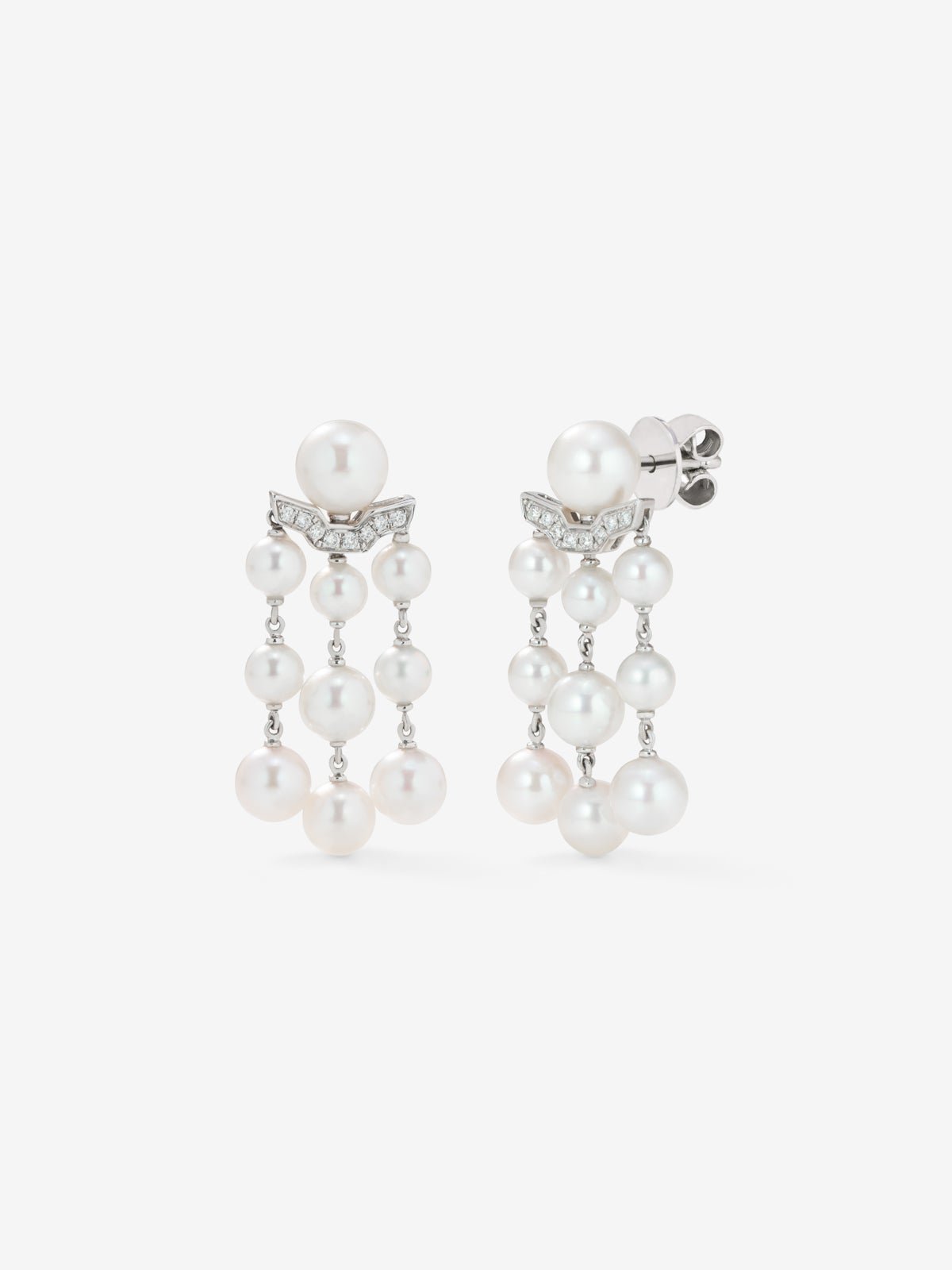 18K white gold earrings with 20 Akoya pearls and 16 brilliant-cut diamonds with a total of 0.08 cts