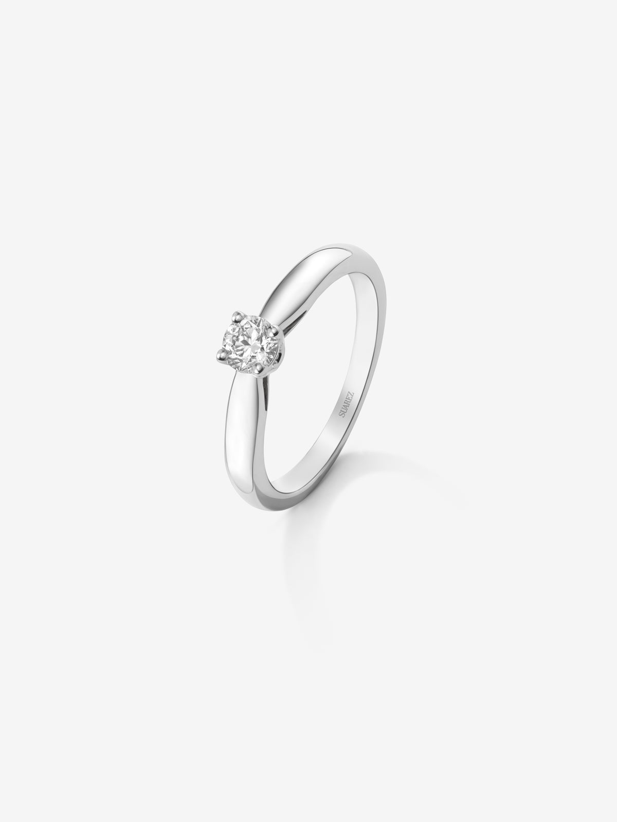 Anillo solitario de oro blanco de 18K con diamante en talla brillante de 0,15 cts