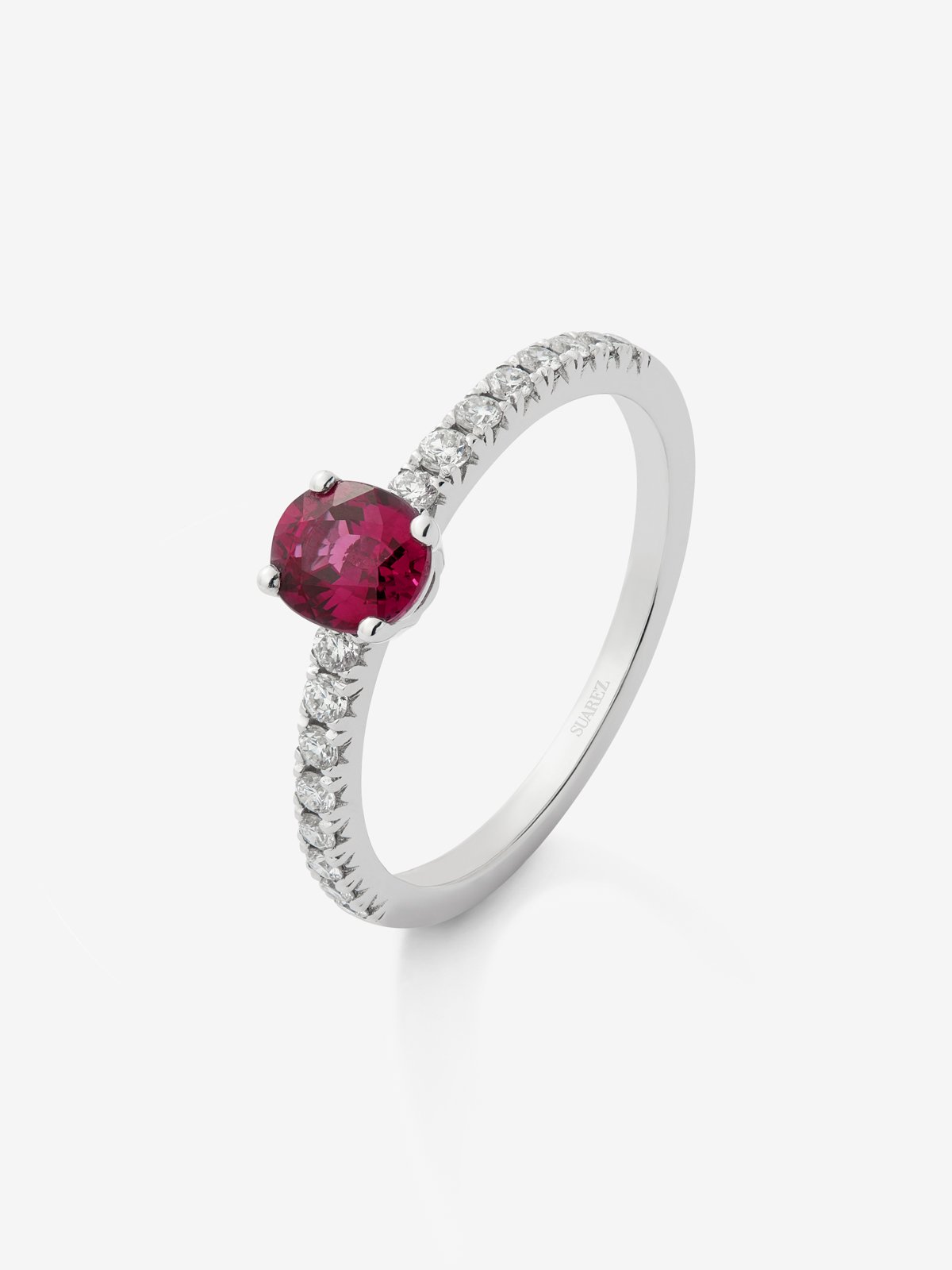 18K white gold ring with oval-cut red ruby ​​of 0.63 cts and 16 brilliant-cut diamonds with a total of 0.22 cts