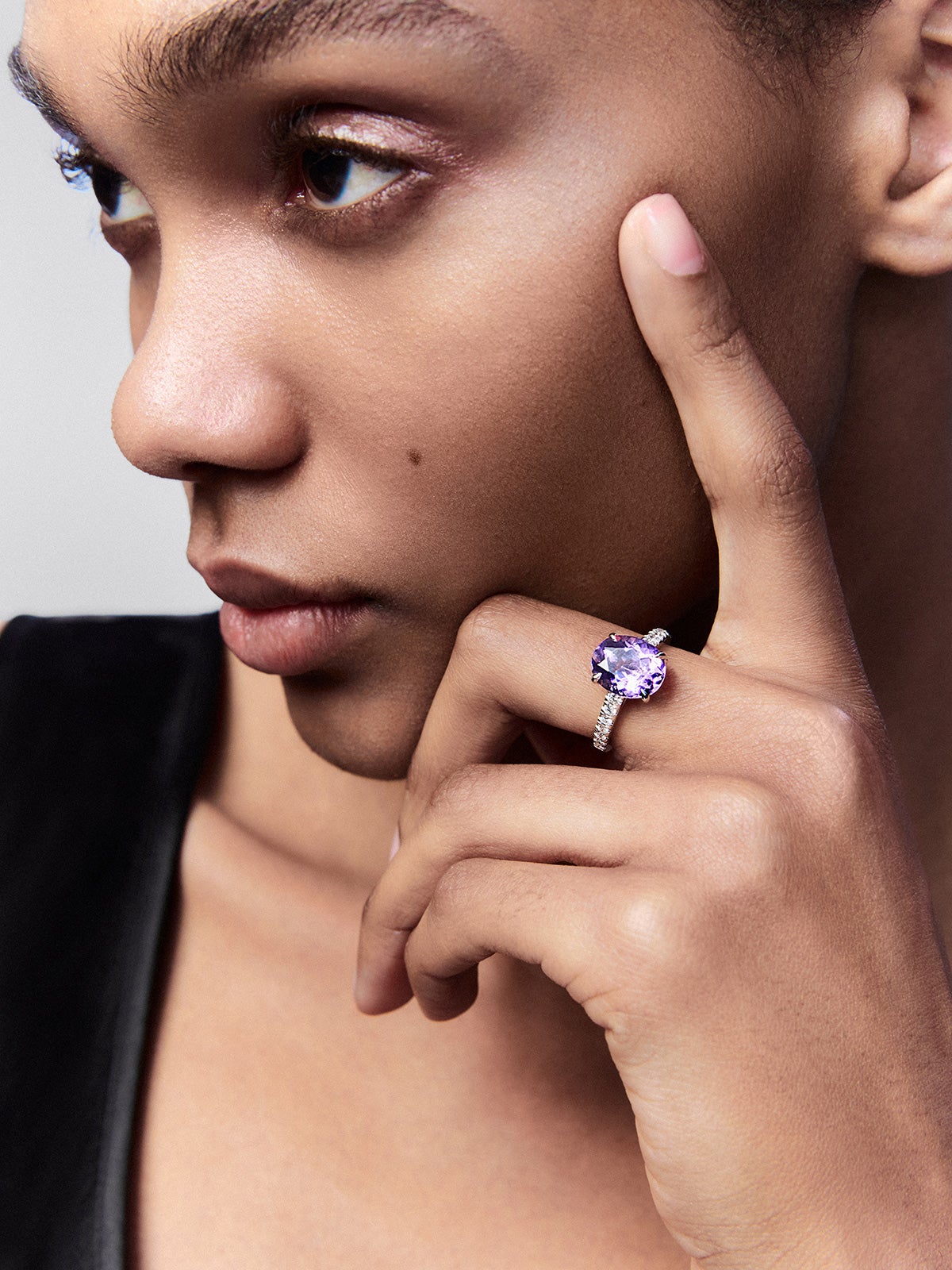 18K white gold ring with oval-cut purple amethyst of 3.51 cts and 14 brilliant-cut diamonds with a total of 0.32 cts